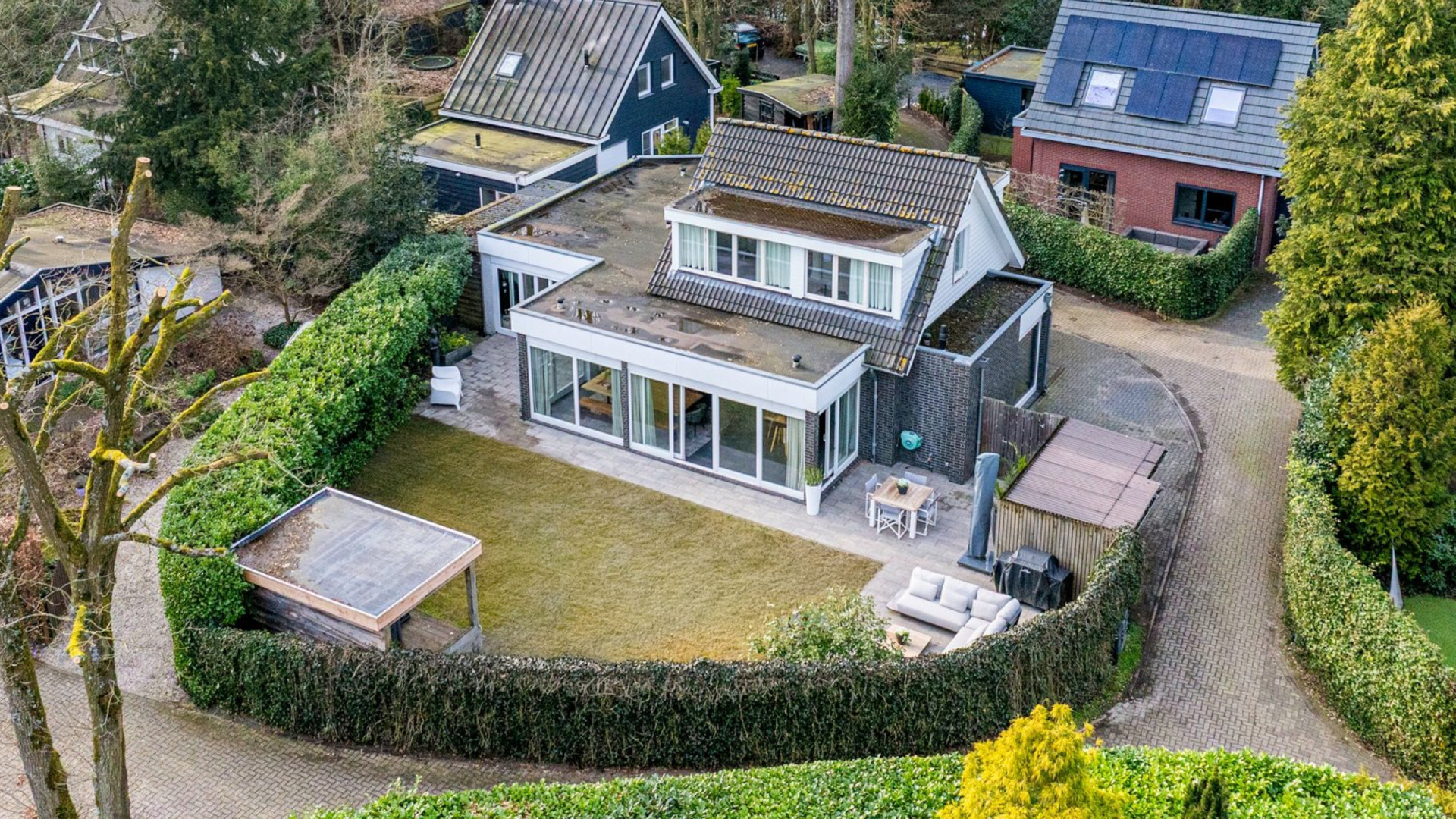 In recordtijd bod gevallen op de villa van de weduwnaar van Bibian Mentel. Zie foto's 11