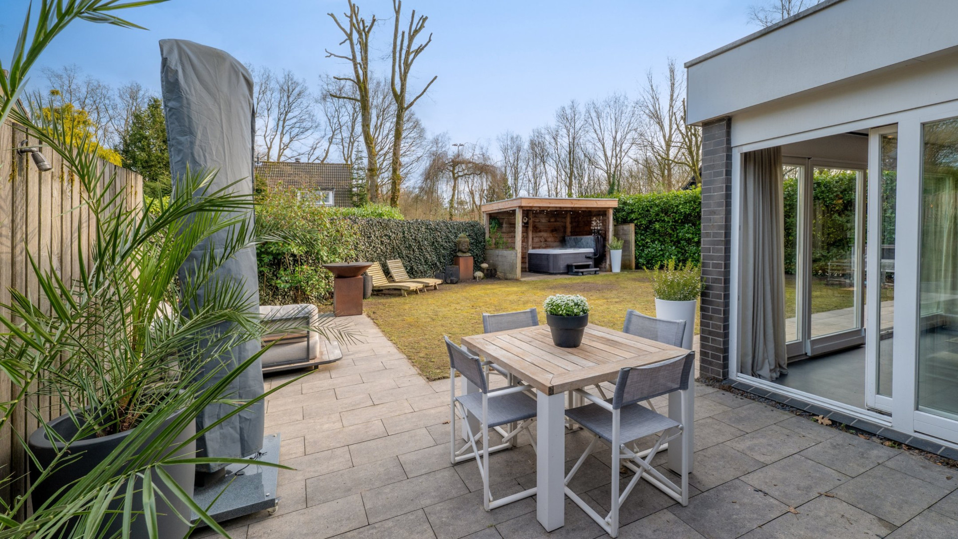 In recordtijd bod gevallen op de villa van de weduwnaar van Bibian Mentel. Zie foto's 10