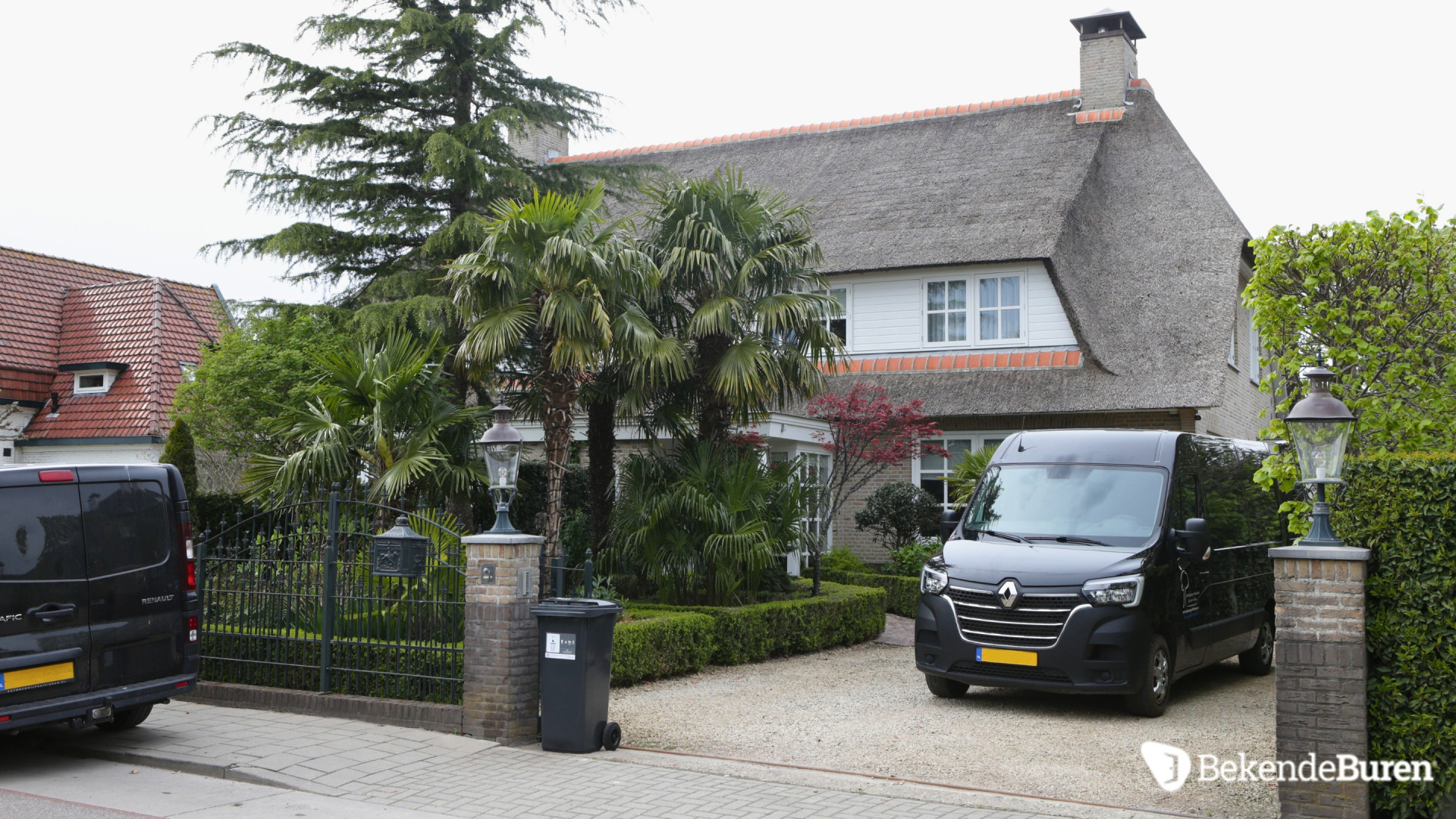 Villa Gerard Joling wordt onder handen genomen. Zie foto's 2