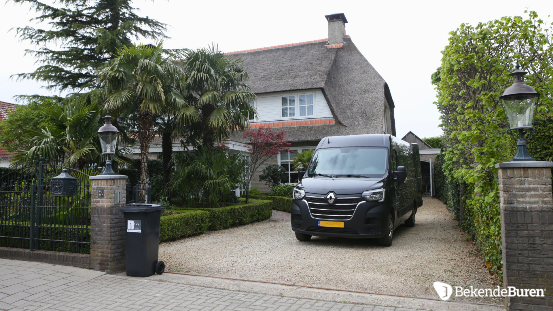 Villa Gerard Joling wordt onder handen genomen. Zie foto's 5