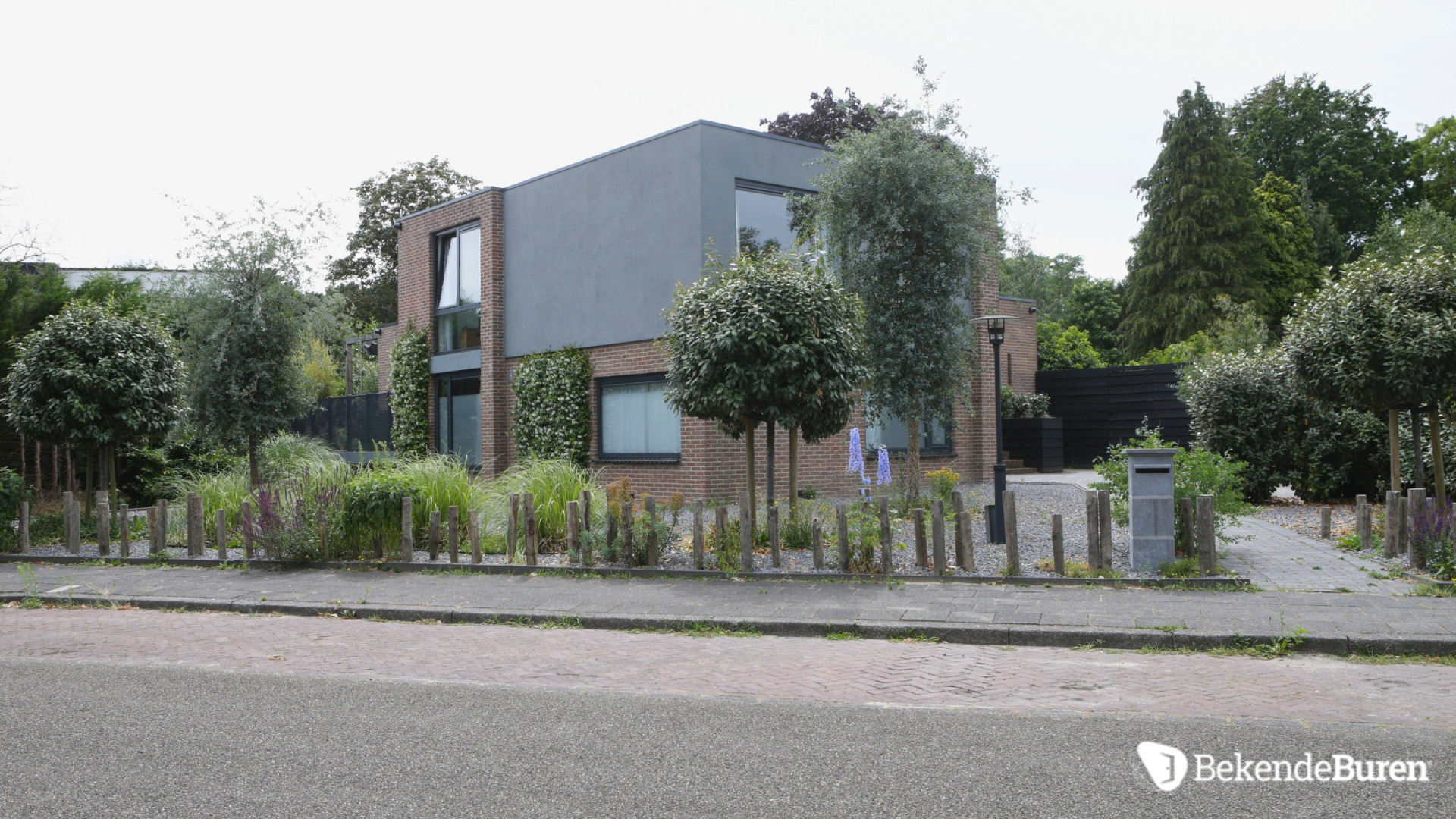 Dit is de schitterende villa van SBS Shownieuws deskundige Ronald Molendijk. Zie foto's 4