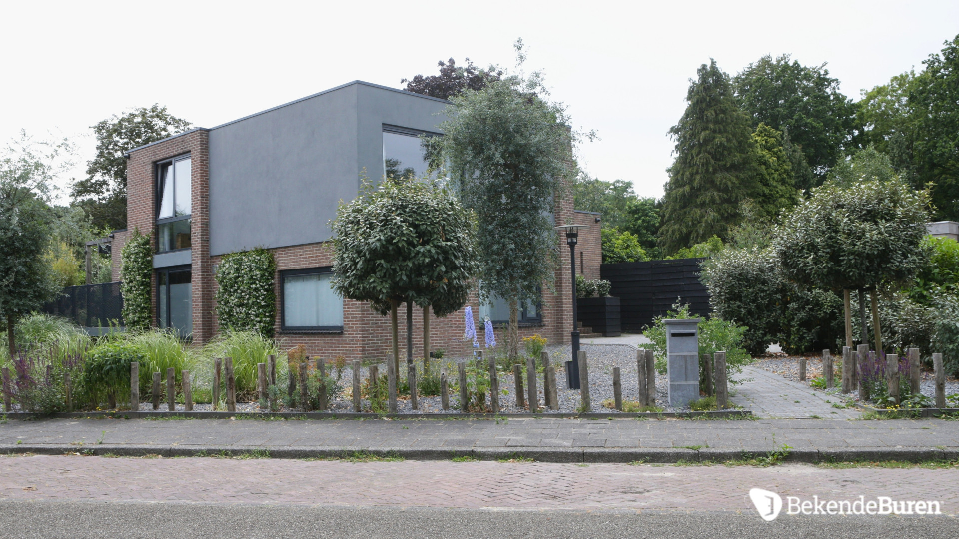 Dit is de schitterende villa van SBS Shownieuws deskundige Ronald Molendijk. Zie foto's 5