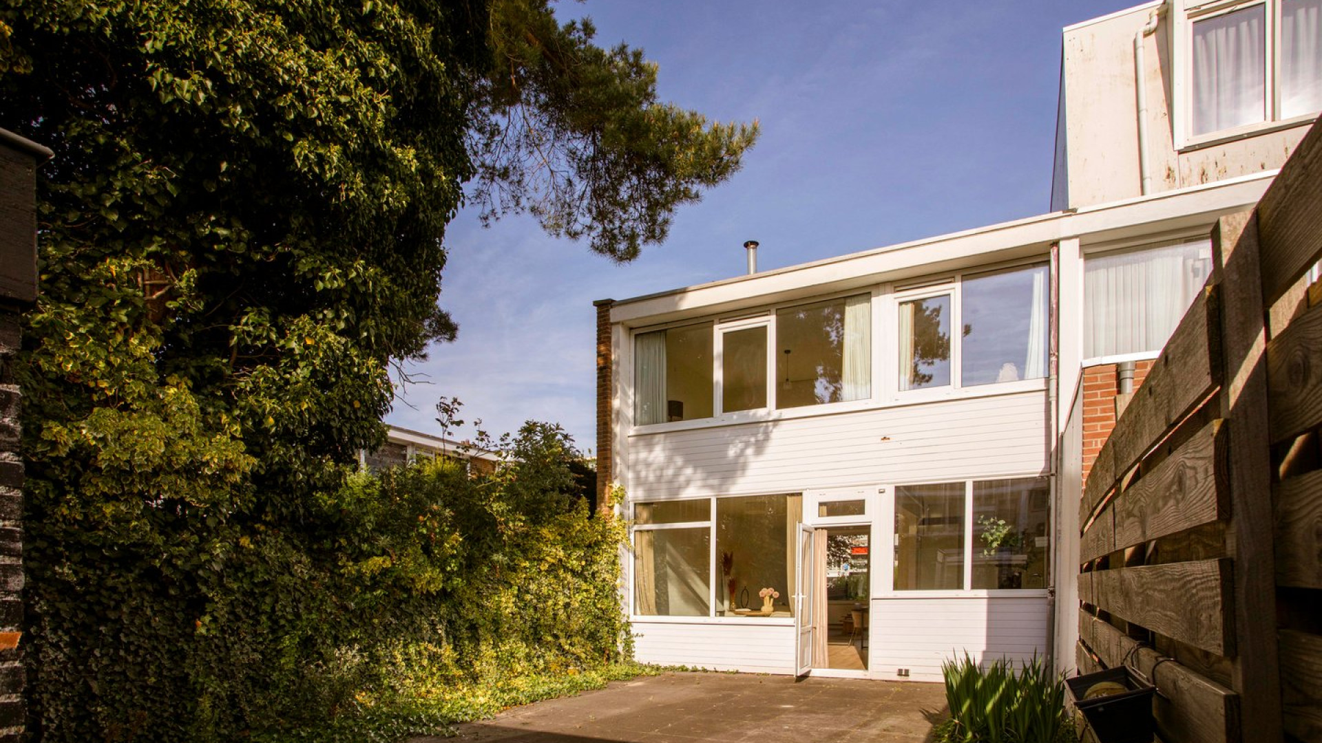 Britt Dekker en haar man Max zetten hun woning te koop. Zie foto's 2