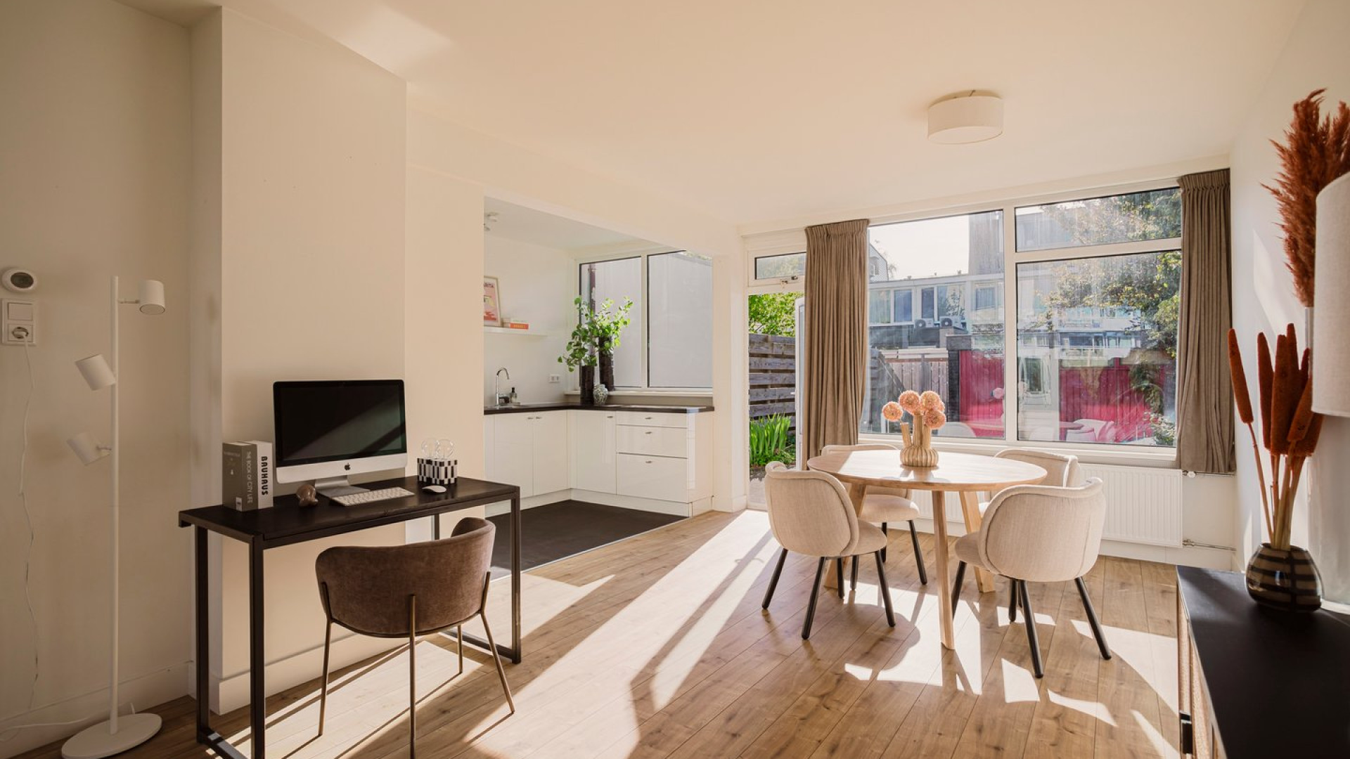 Britt Dekker en haar man Max zetten hun woning te koop. Zie foto's 3