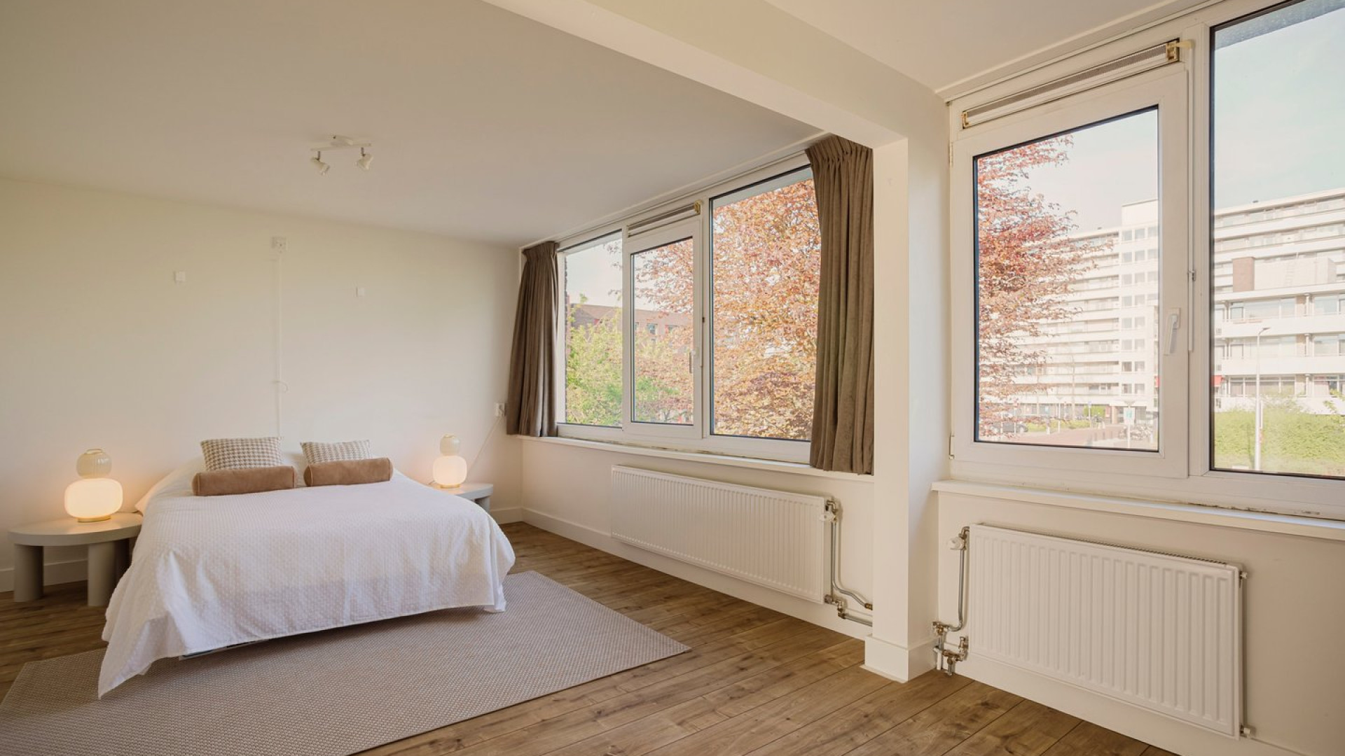 Britt Dekker en haar man Max zetten hun woning te koop. Zie foto's 6