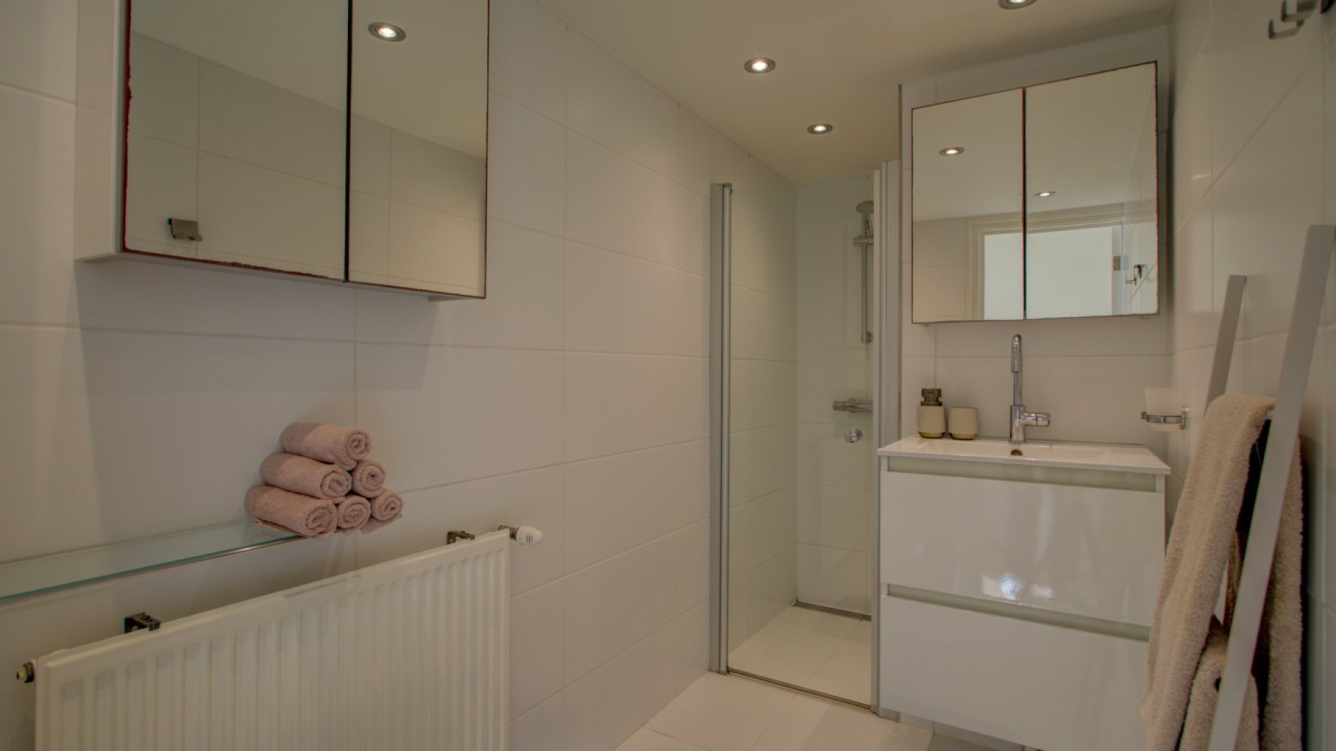 Britt Dekker en haar man Max zetten hun woning te koop. Zie foto's 7