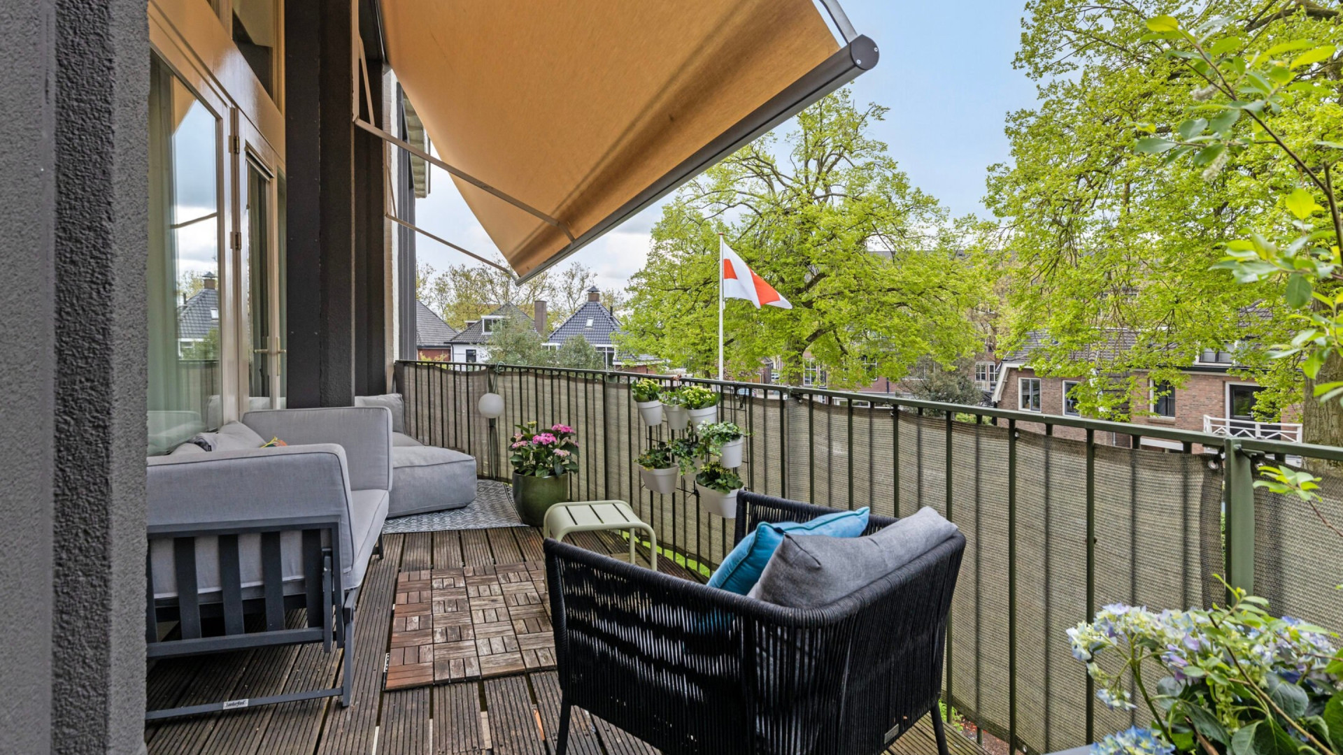 Matthijs van Nieuwker en zijn vrouw zetten hun woning te koop. Zie foto's 11