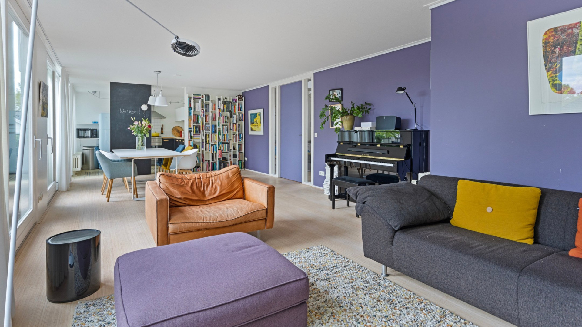 Matthijs van Nieuwker en zijn vrouw zetten hun woning te koop. Zie foto's 3