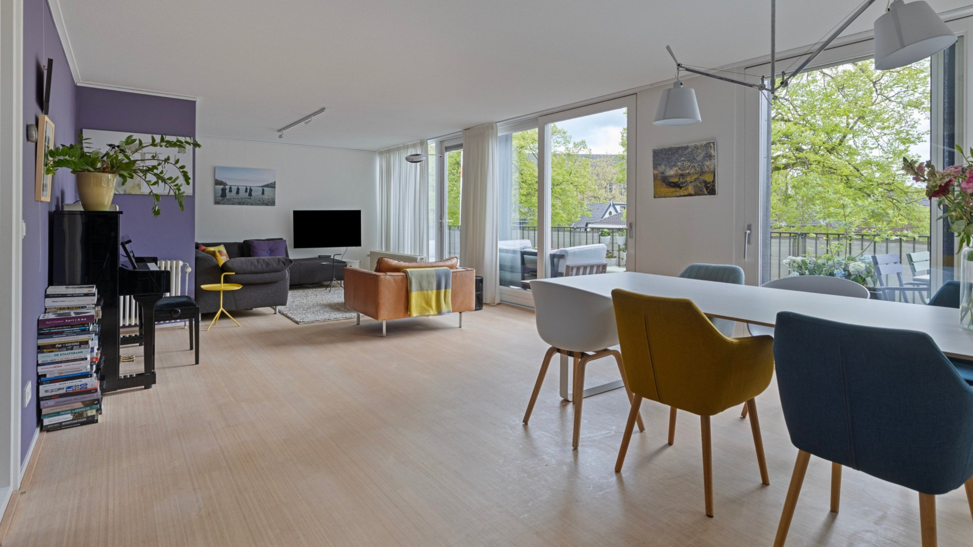 Matthijs van Nieuwker en zijn vrouw zetten hun woning te koop. Zie foto's 4