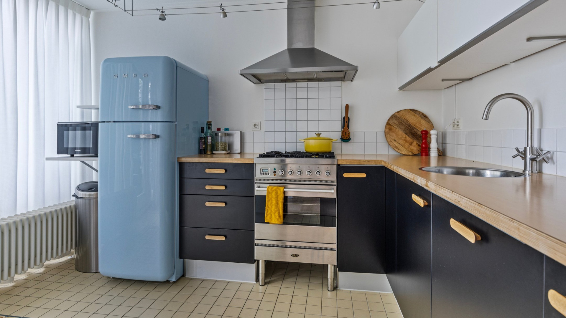 Matthijs van Nieuwker en zijn vrouw zetten hun woning te koop. Zie foto's 5