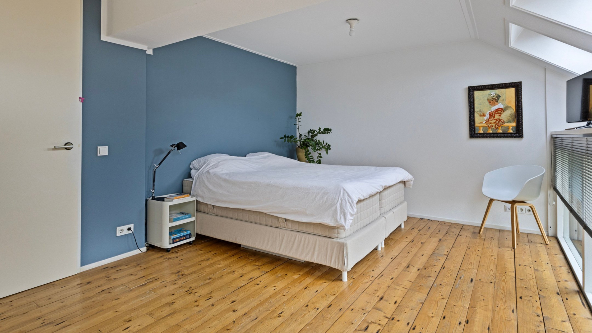 Matthijs van Nieuwker en zijn vrouw zetten hun woning te koop. Zie foto's 7