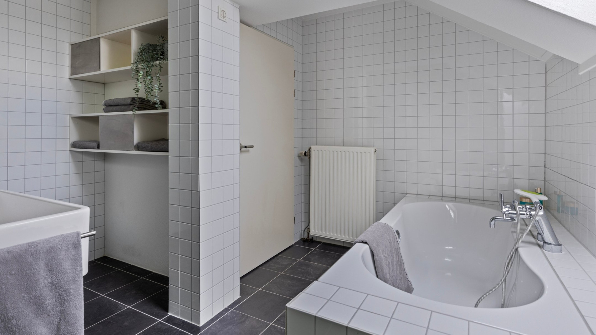 Matthijs van Nieuwker en zijn vrouw zetten hun woning te koop. Zie foto's 8