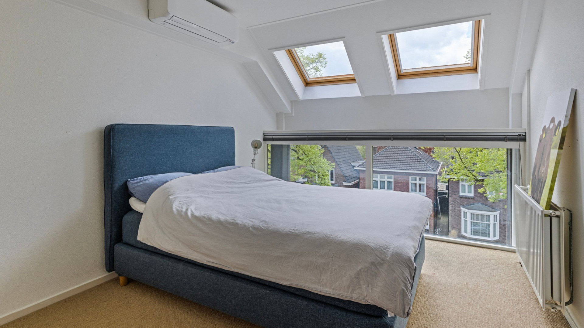 Matthijs van Nieuwker en zijn vrouw zetten hun woning te koop. Zie foto's 10