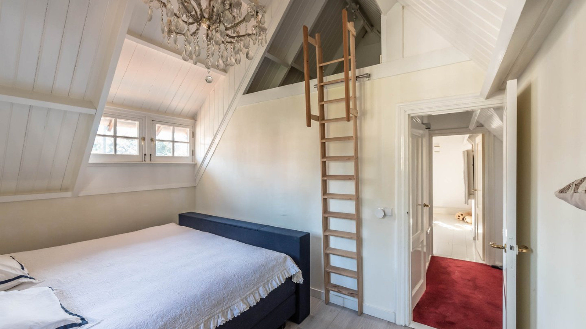 RTL presentatrice Gallyon van Vessem zet haar prachtige villa met o.a. zwemvijver en eigen hockeyveld te koop. Zie foto's 8