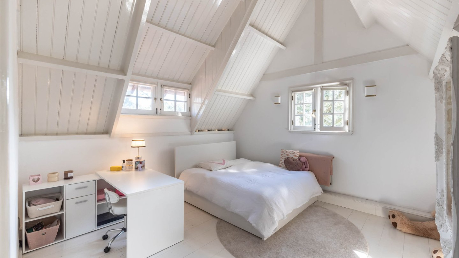 RTL presentatrice Gallyon van Vessem zet haar prachtige villa met o.a. zwemvijver en eigen hockeyveld te koop. Zie foto's 9