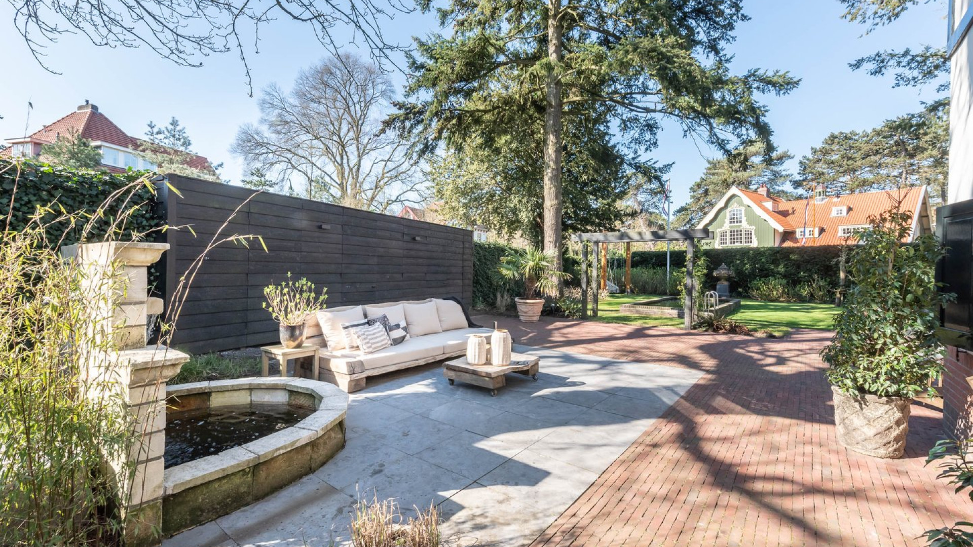 RTL presentatrice Gallyon van Vessem zet haar prachtige villa met o.a. zwemvijver en eigen hockeyveld te koop. Zie foto's 12