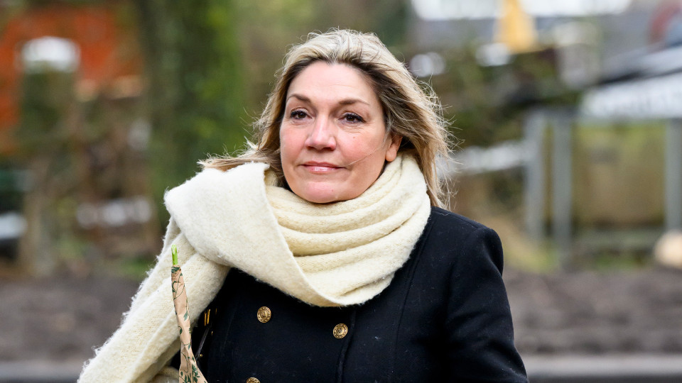RTL presentatrice Gallyon van Vessem zet haar prachtige villa met o.a. zwemvijver en eigen hockeyveld te koop. Zie foto's