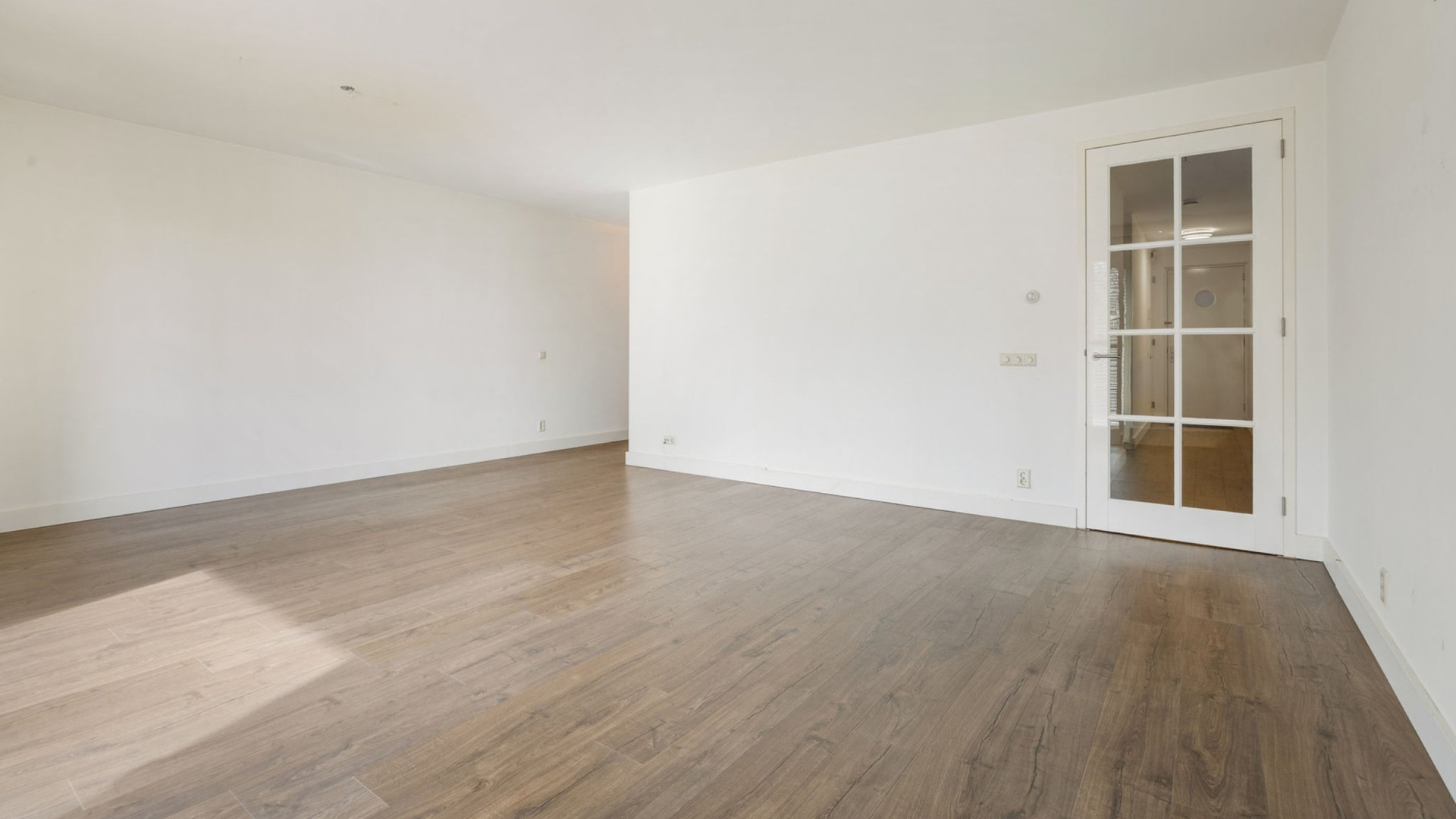 Dre Hazes zet zijn luxe appartement aan het water met eigen aanlegsteiger te koop. Zie foto's 4