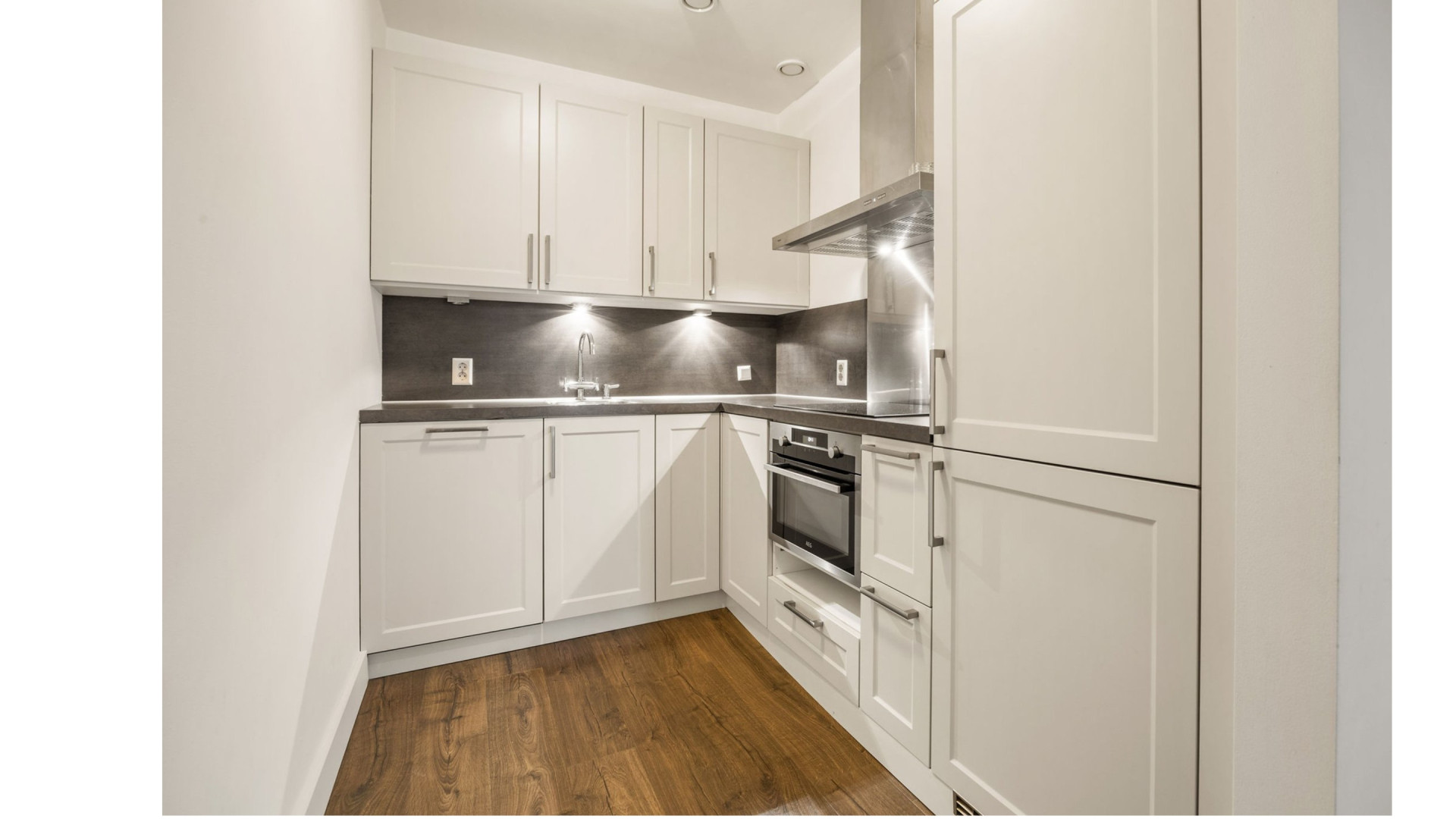 Dre Hazes zet zijn luxe appartement aan het water met eigen aanlegsteiger te koop. Zie foto's 5
