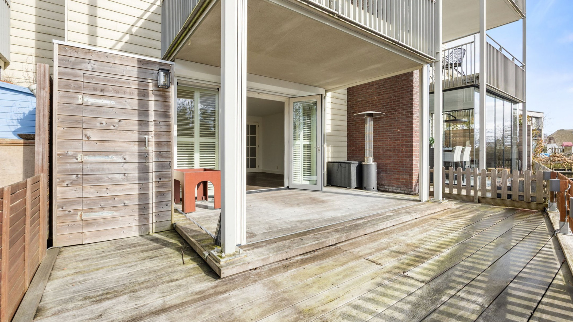Dre Hazes zet zijn luxe appartement aan het water met eigen aanlegsteiger te koop. Zie foto's 8