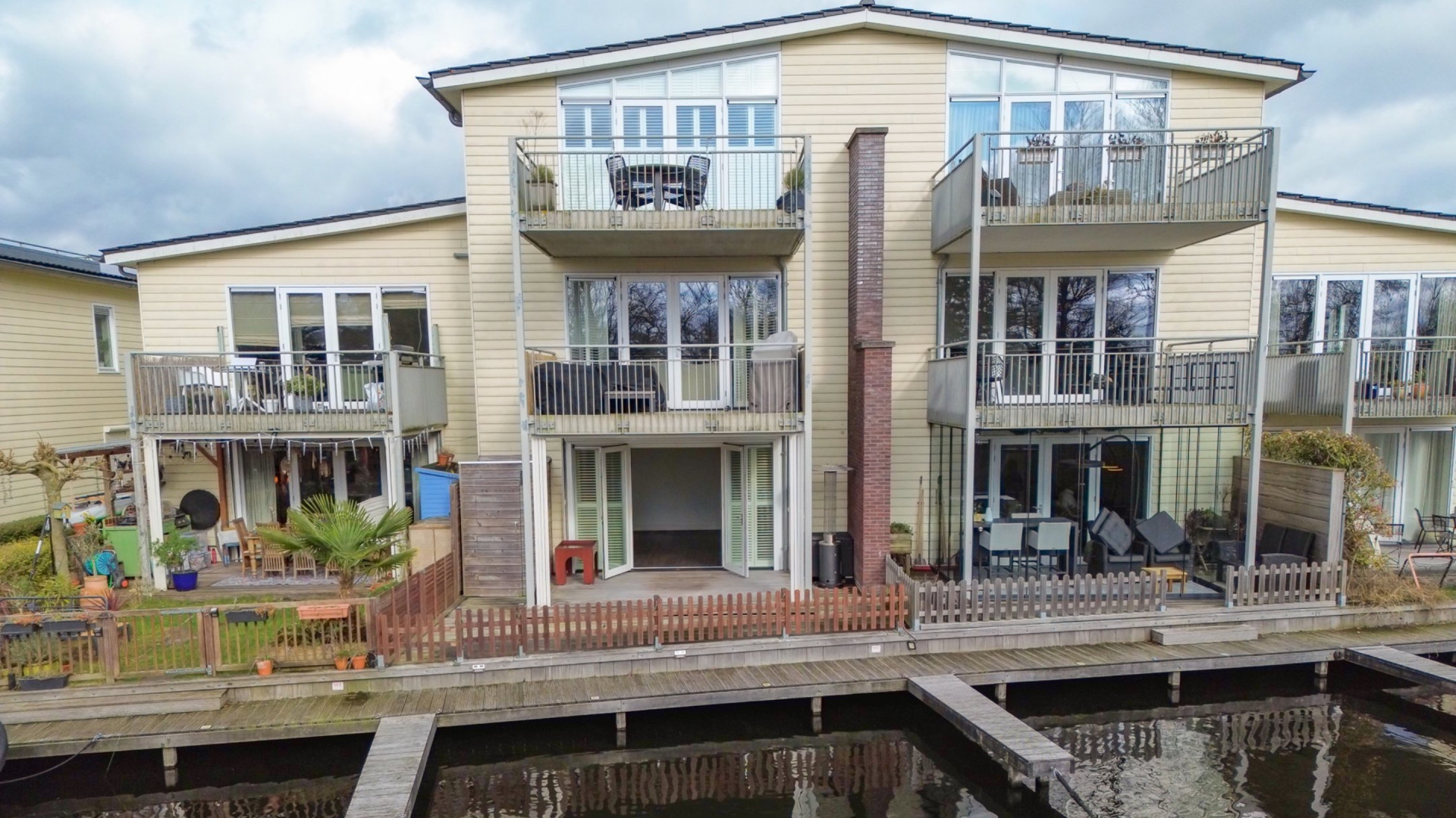 Dre Hazes zet zijn luxe appartement aan het water met eigen aanlegsteiger te koop. Zie foto's 2