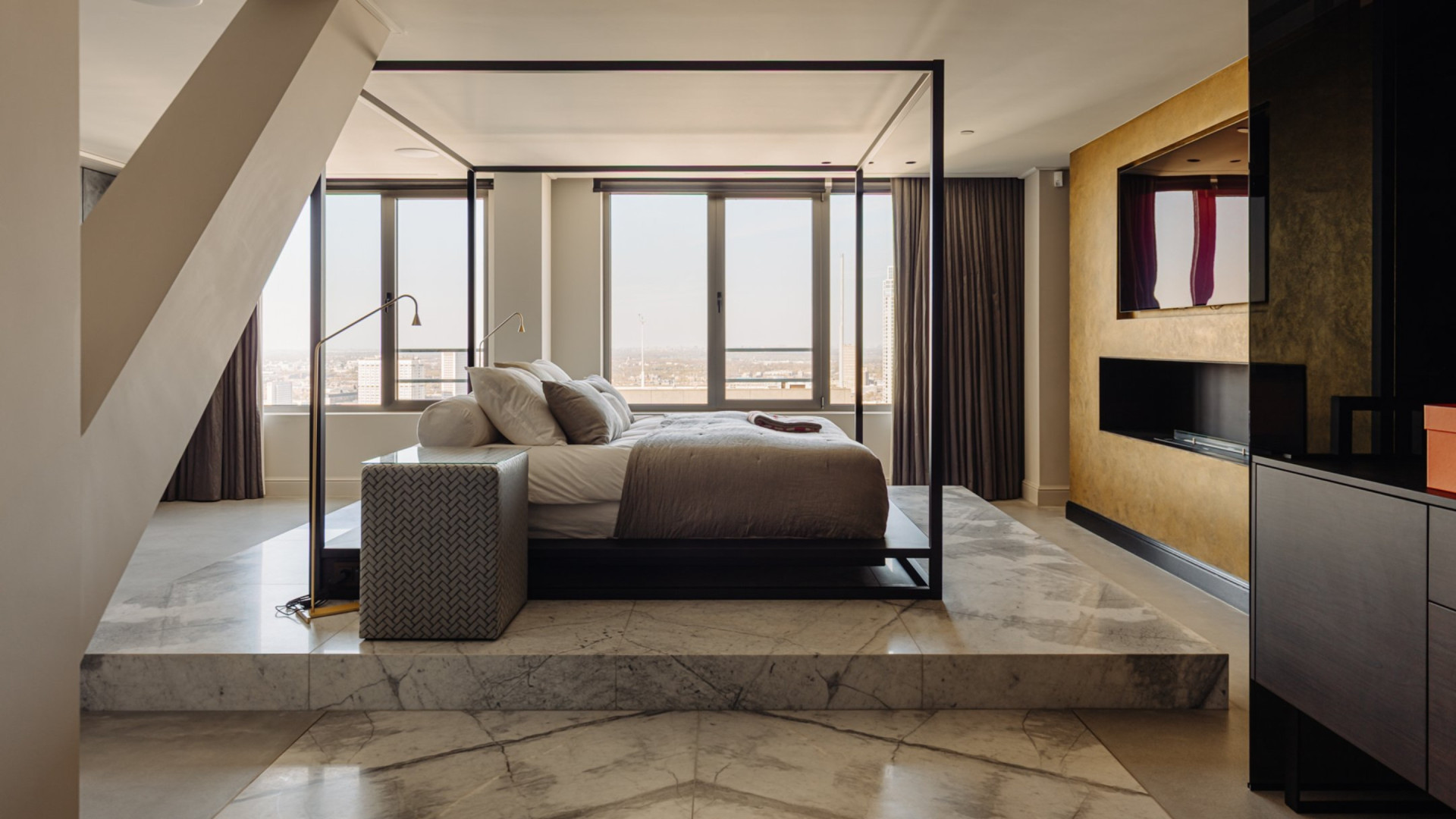 Memphis Depay zet zijn Rotterdamse penthouse met adembenemend uitzicht voor bijna vijf miljoen euro te koop. Zie foto's 11