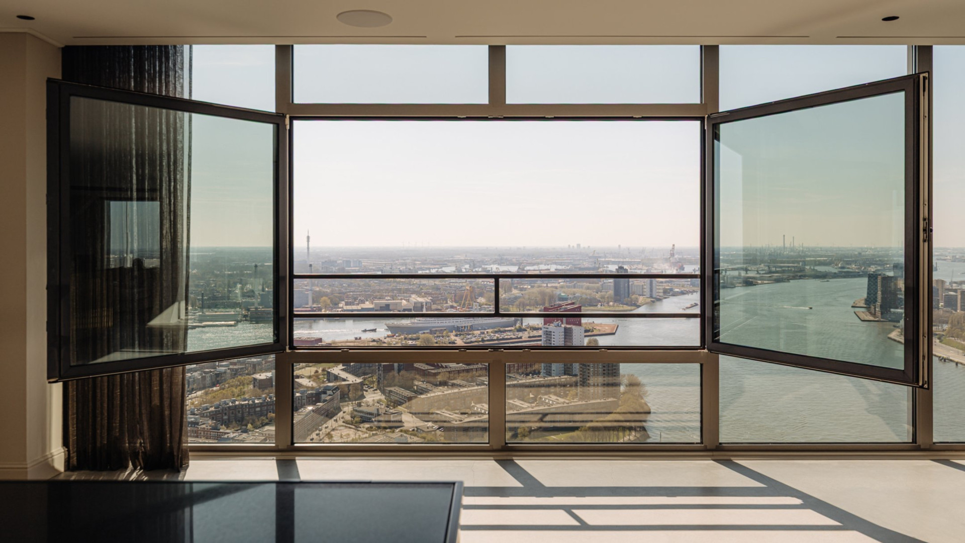 Memphis Depay zet zijn Rotterdamse penthouse met adembenemend uitzicht voor bijna vijf miljoen euro te koop. Zie foto's 16
