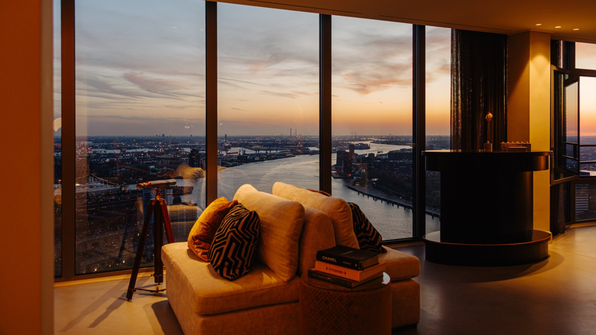 Memphis Depay zet zijn Rotterdamse penthouse met adembenemend uitzicht voor bijna vijf miljoen euro te koop. Zie foto's 3