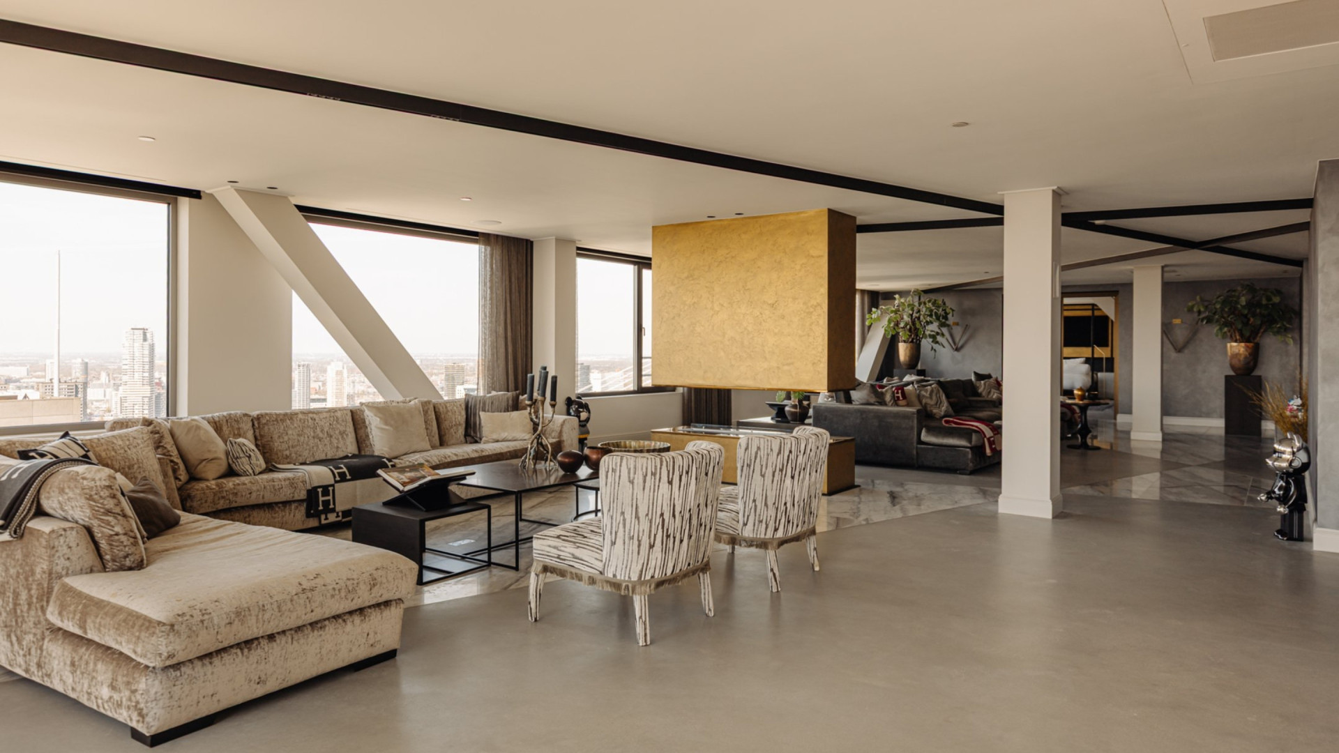 Memphis Depay zet zijn Rotterdamse penthouse met adembenemend uitzicht voor bijna vijf miljoen euro te koop. Zie foto's 5