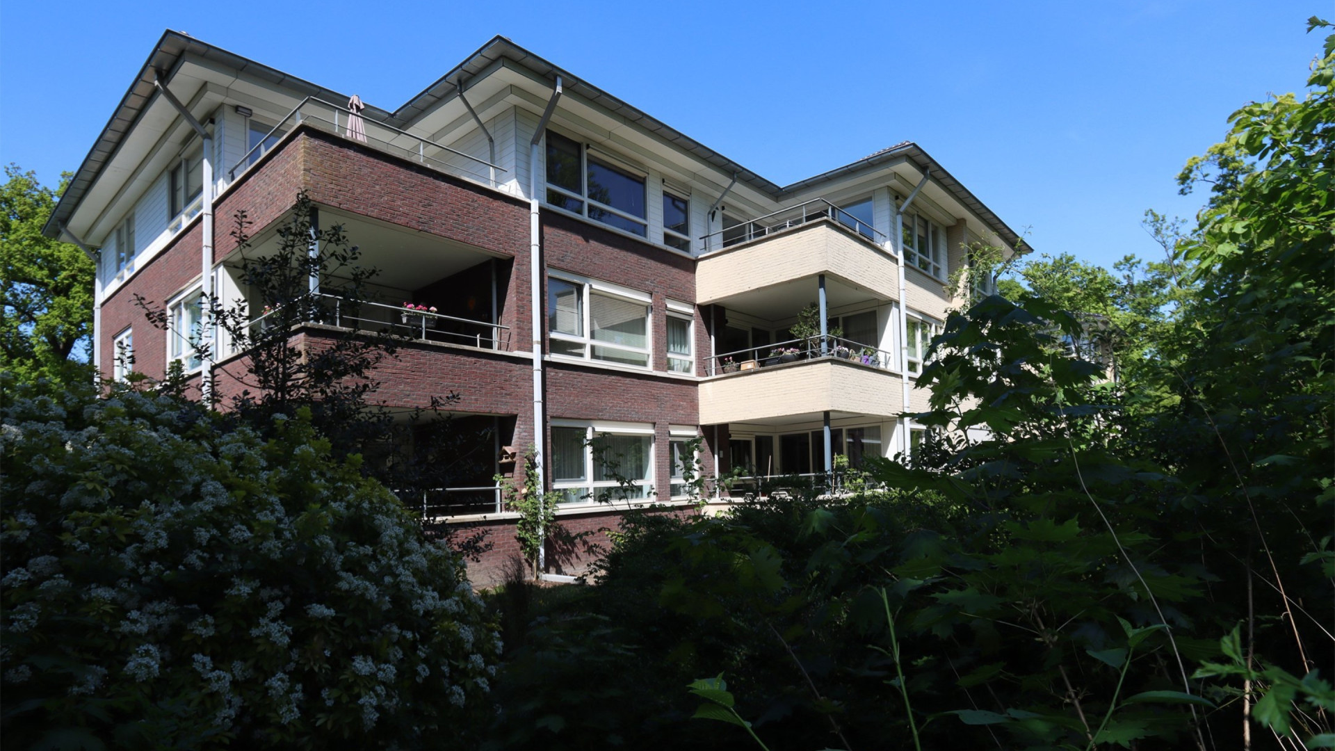 Doelman Jasper Cillessen zet zijn zeer luxe appartement in zijn geboorteplaats Nijmegen te koop.  Zie foto's 2