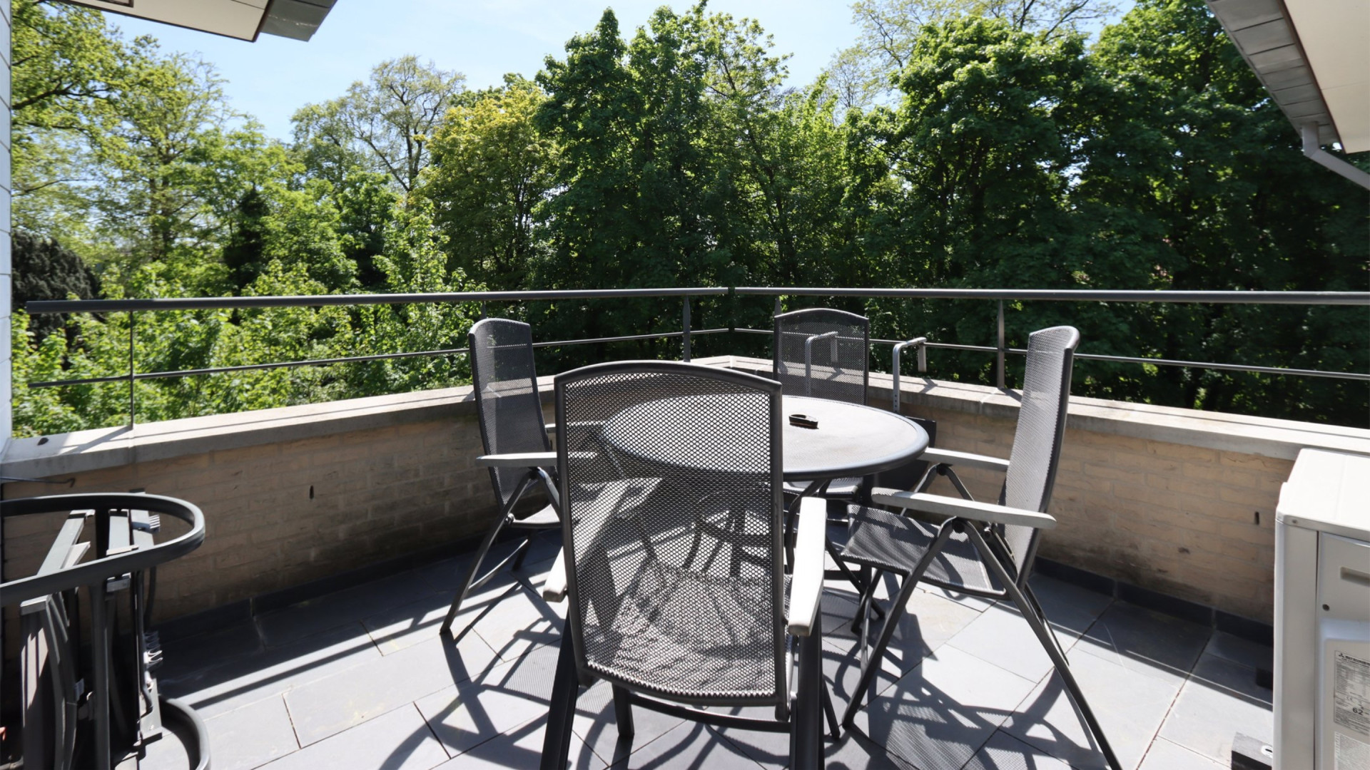 Doelman Jasper Cillessen zet zijn zeer luxe appartement in zijn geboorteplaats Nijmegen te koop.  Zie foto's 11