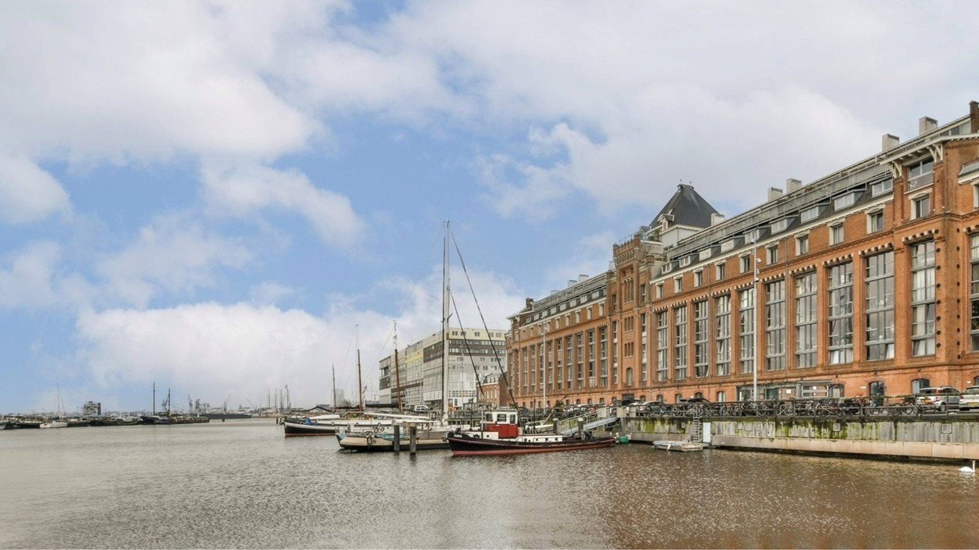 Interieur stylist van de sterren Eric Kuster zet nu ook z’n tweede appartement in Amsterdam te koop! zie foto's 2