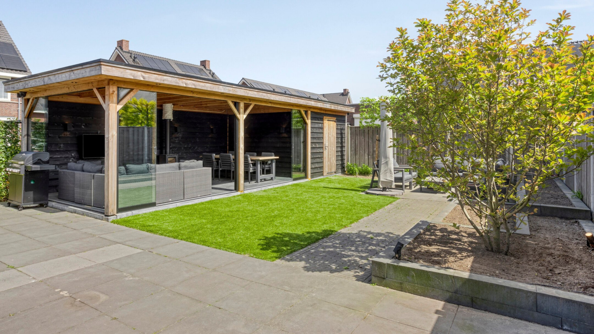 Zangeres Amy Vol van OG3NE verkoopt luxe woning met jacuzzi en droomkeuken. Zie foto's 11