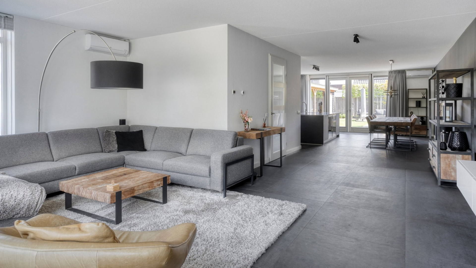 Zangeres Amy Vol van OG3NE verkoopt luxe woning met jacuzzi en droomkeuken. Zie foto's 3