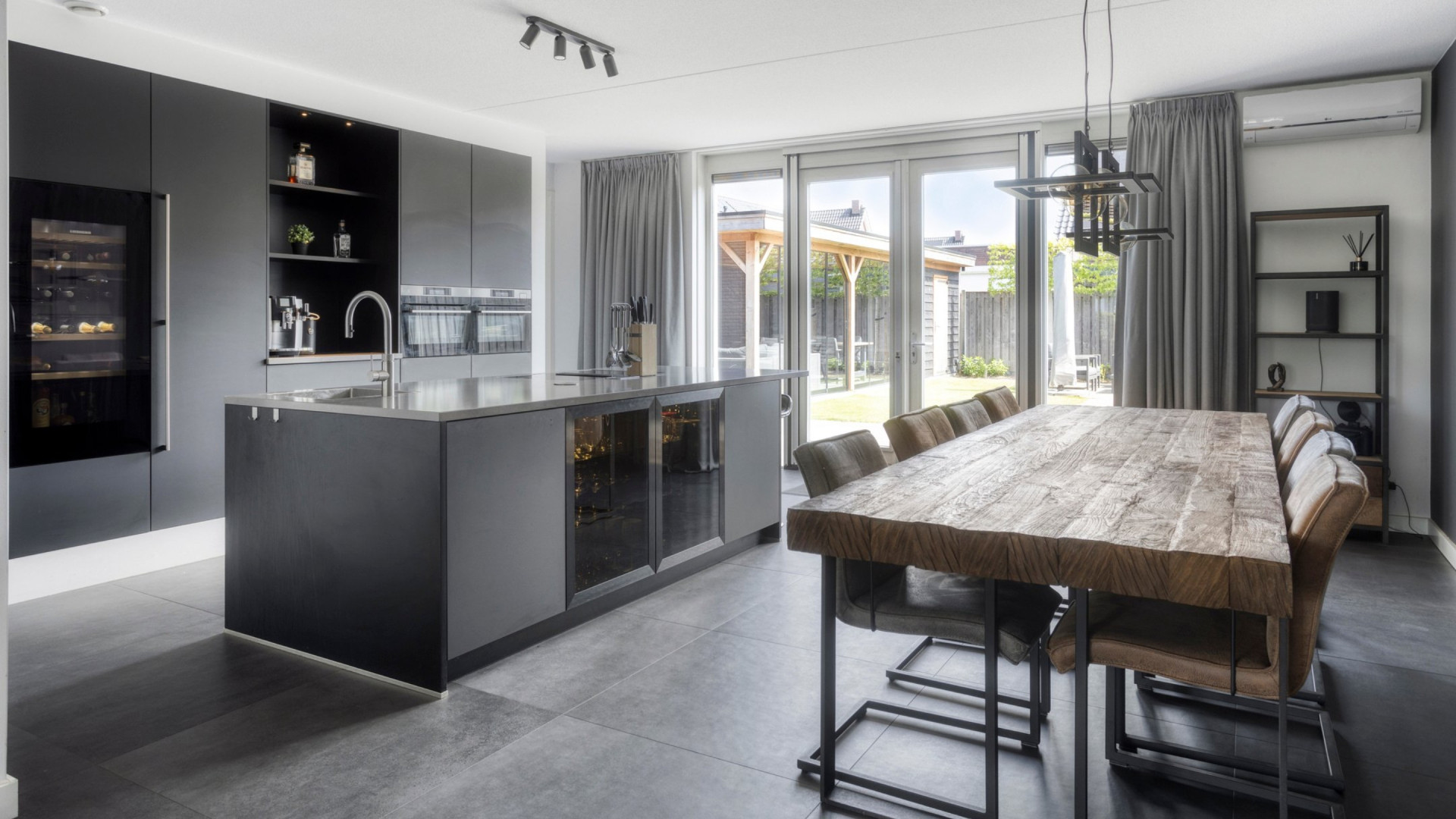 Zangeres Amy Vol van OG3NE verkoopt luxe woning met jacuzzi en droomkeuken. Zie foto's 5