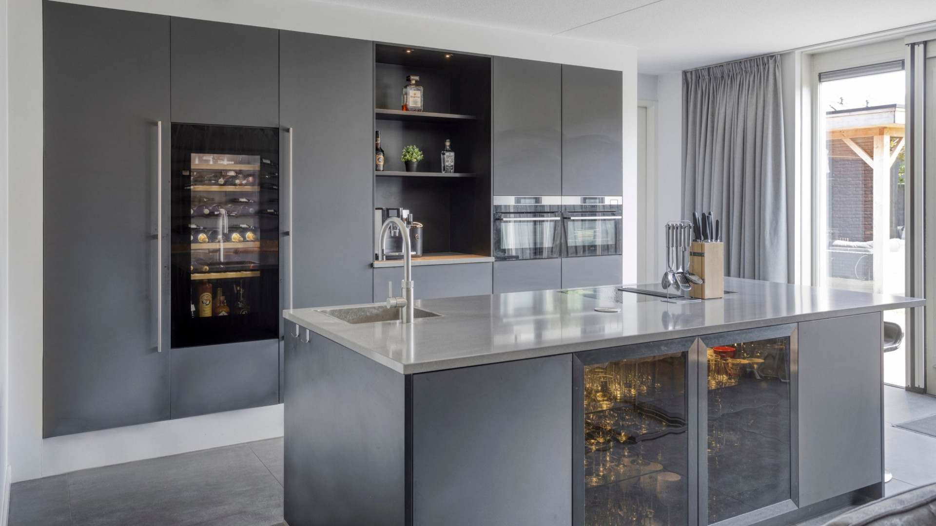 Zangeres Amy Vol van OG3NE verkoopt luxe woning met jacuzzi en droomkeuken. Zie foto's 6