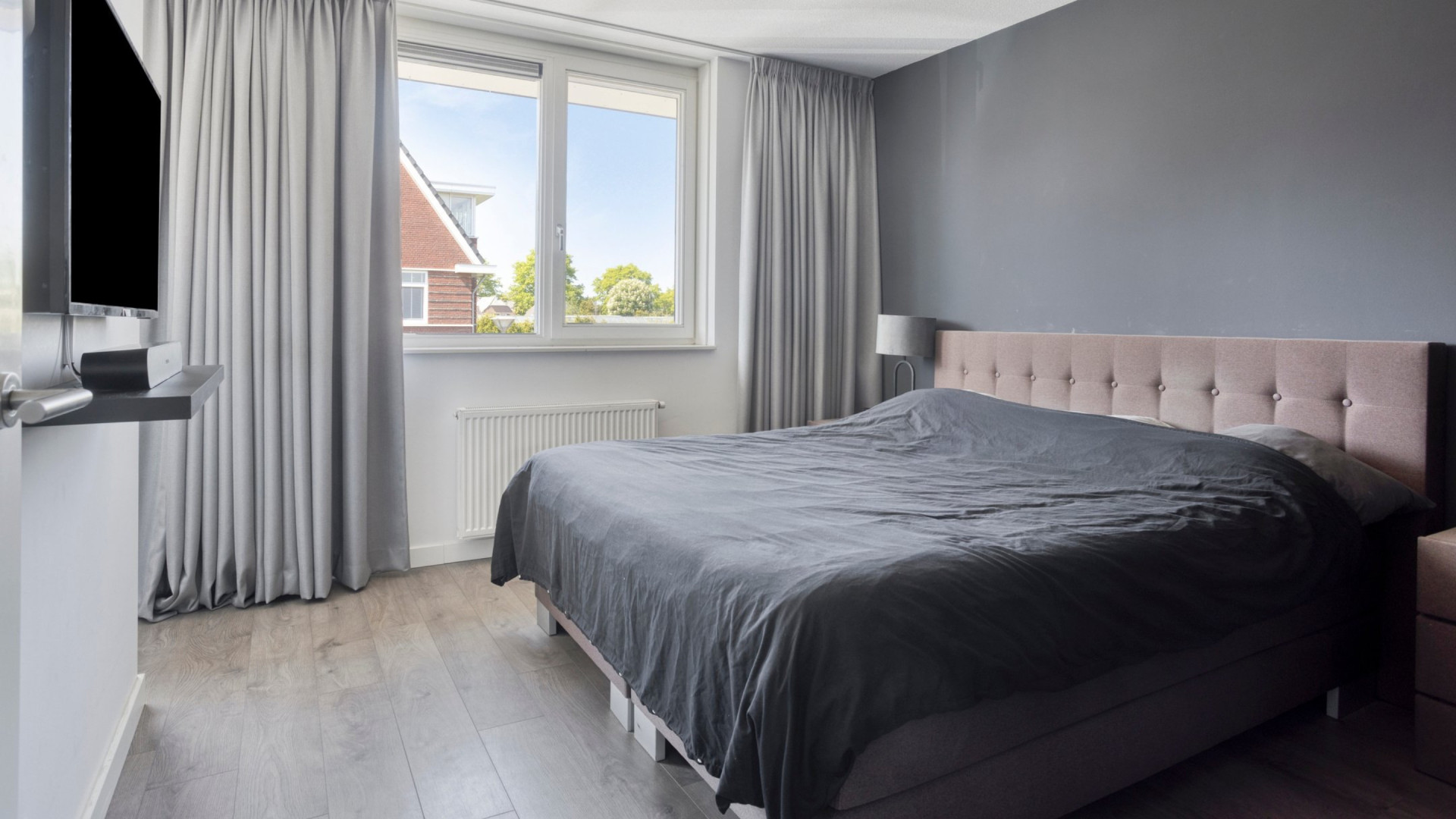 Zangeres Amy Vol van OG3NE verkoopt luxe woning met jacuzzi en droomkeuken. Zie foto's 7