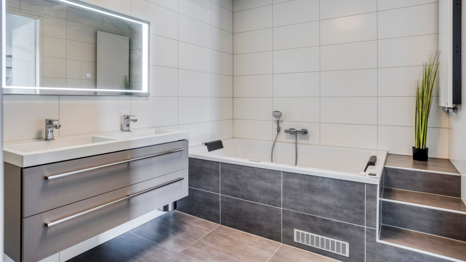 Zangeres Amy Vol van OG3NE verkoopt luxe woning met jacuzzi en droomkeuken. Zie foto's 8