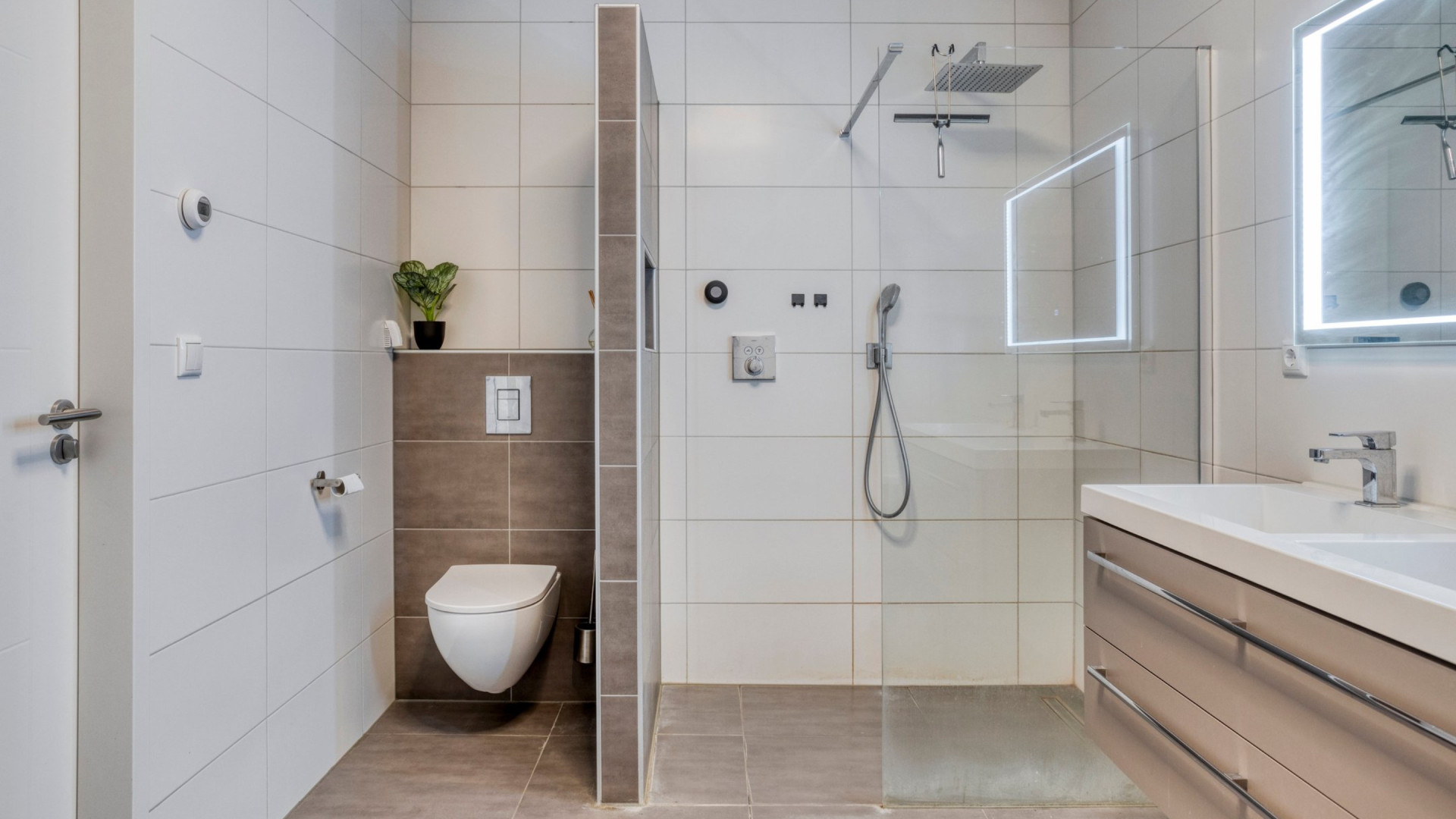 Zangeres Amy Vol van OG3NE verkoopt luxe woning met jacuzzi en droomkeuken. Zie foto's 9