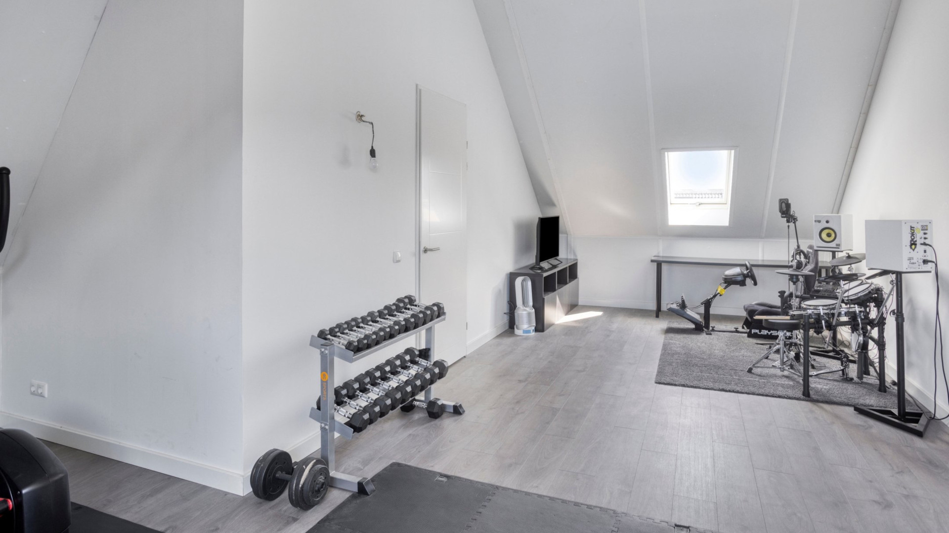 Zangeres Amy Vol van OG3NE verkoopt luxe woning met jacuzzi en droomkeuken. Zie foto's 10