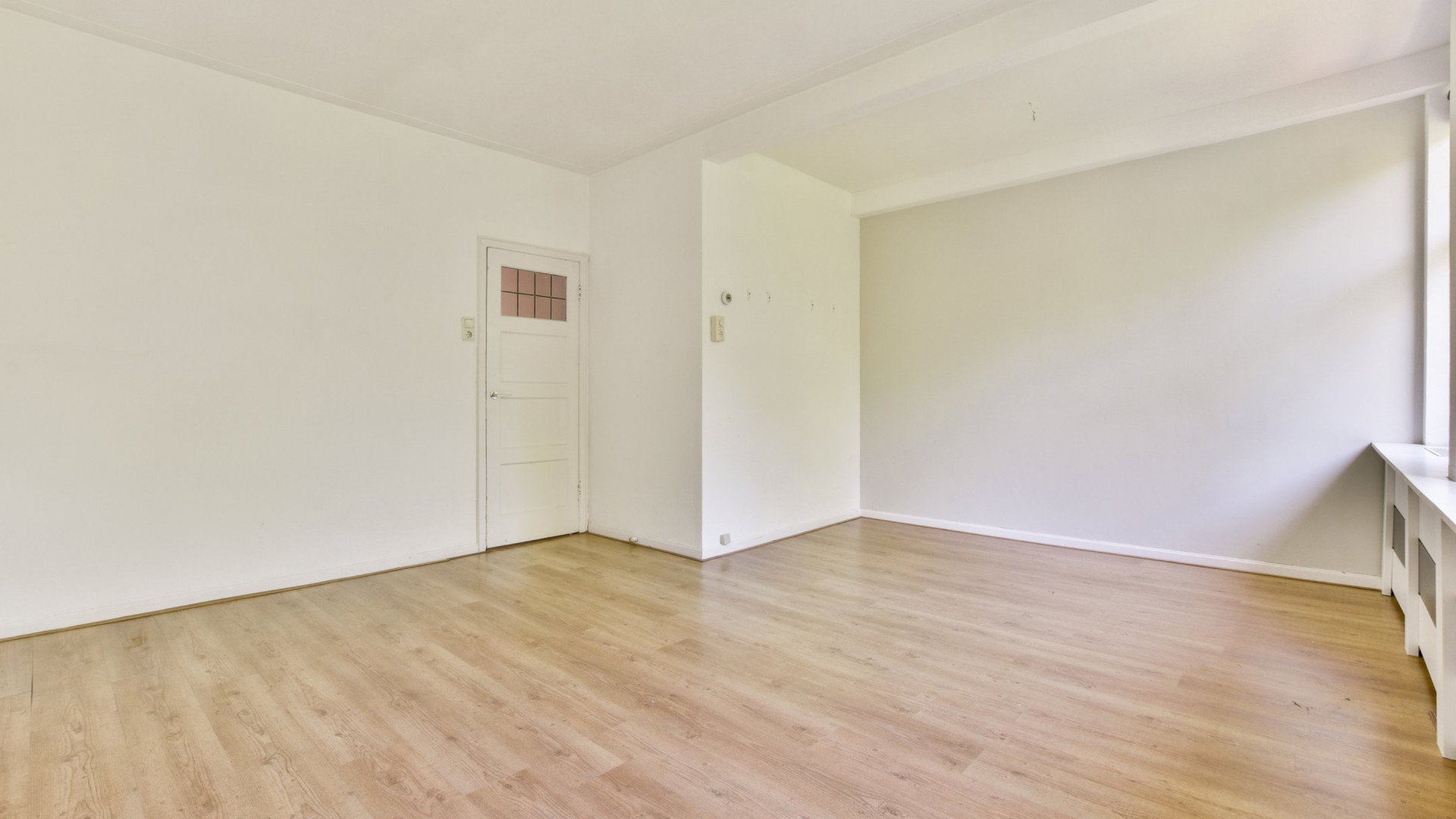Rick Engelkes verkoopt zijn zonnige appartement met uitzicht over het water. Zie foto's 5