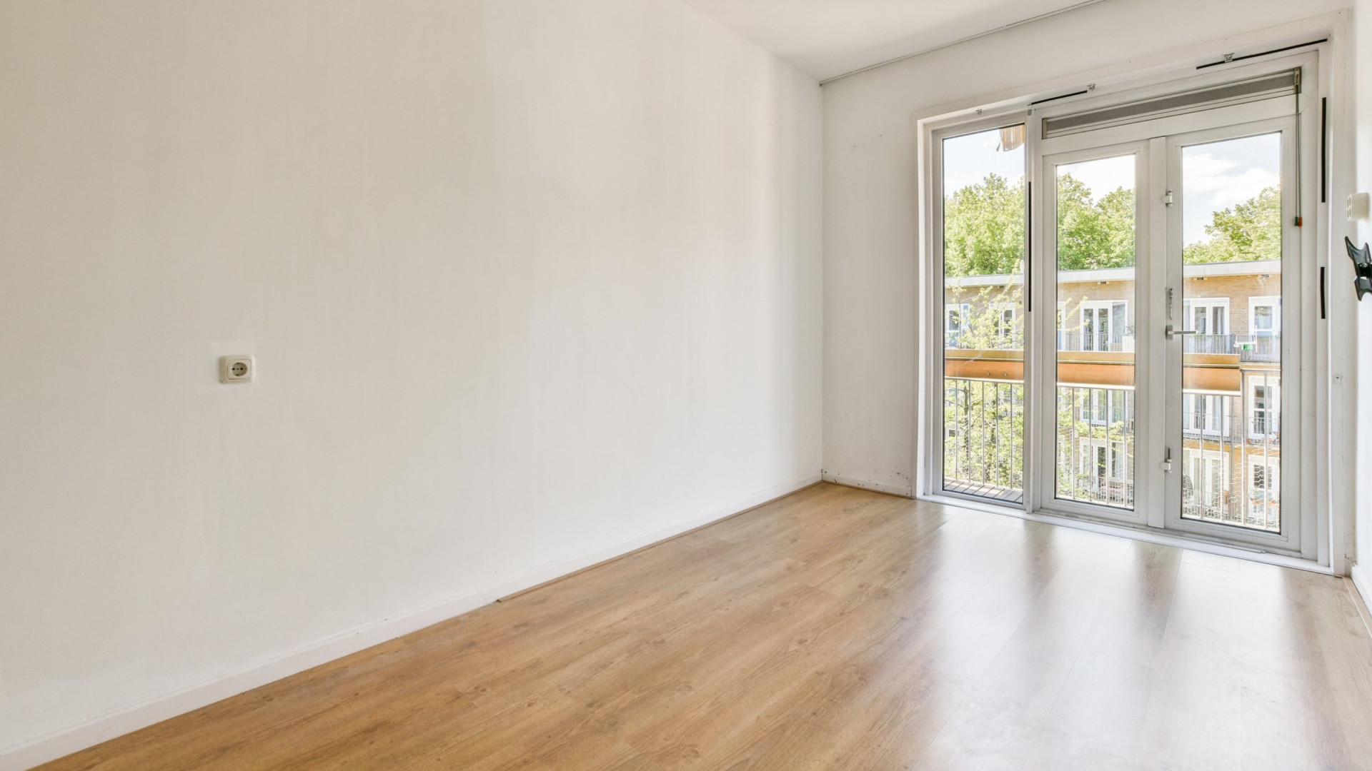 Rick Engelkes verkoopt zijn zonnige appartement met uitzicht over het water. Zie foto's 6