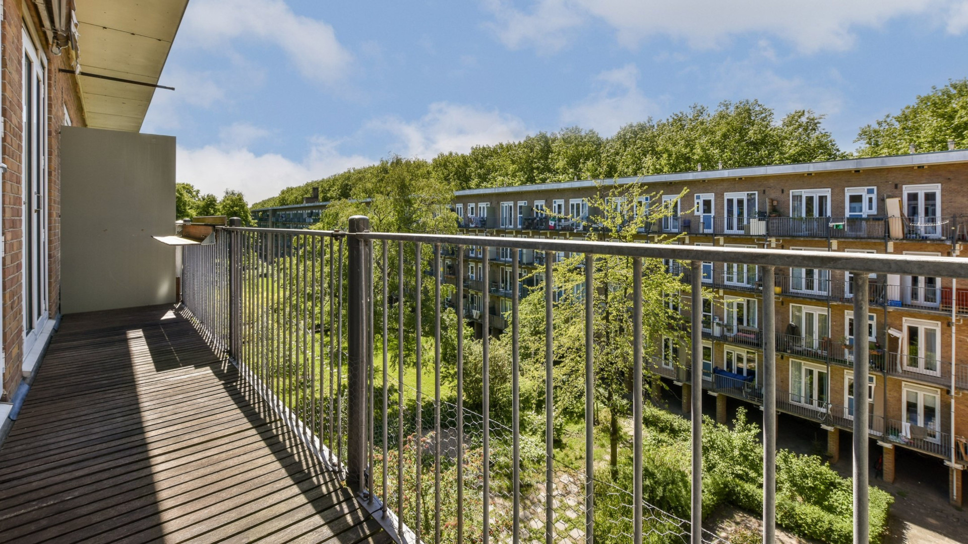 Rick Engelkes verkoopt zijn zonnige appartement met uitzicht over het water. Zie foto's 9