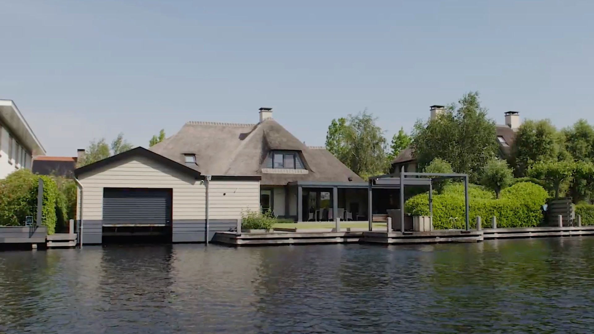 Dit is de luxe villa van beoogd Ajax-trainer Marcel Keizer aan de Vinkeveense Plassen. Zie foto's 3