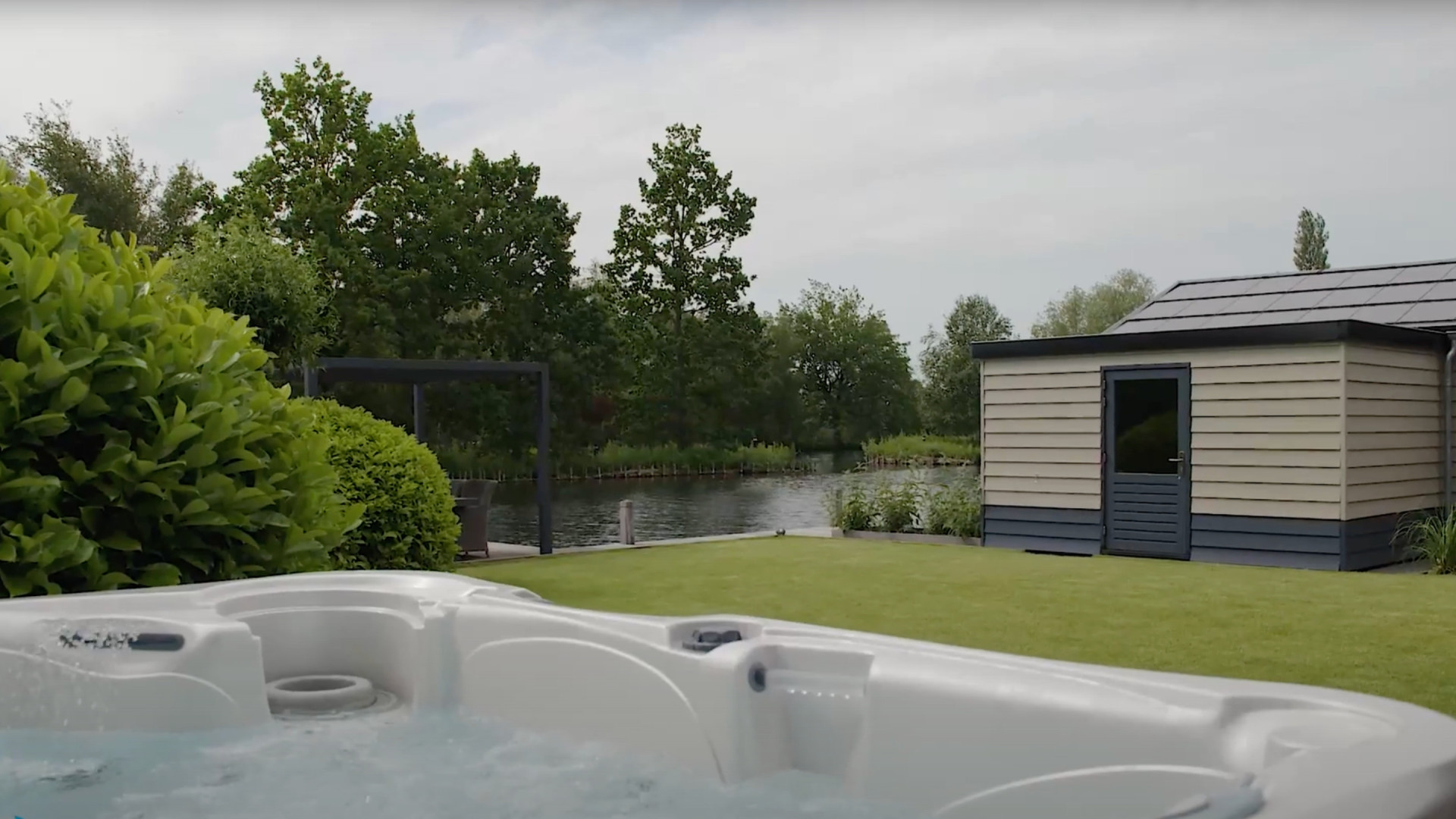 Dit is de luxe villa van beoogd Ajax-trainer Marcel Keizer aan de Vinkeveense Plassen. Zie foto's 7