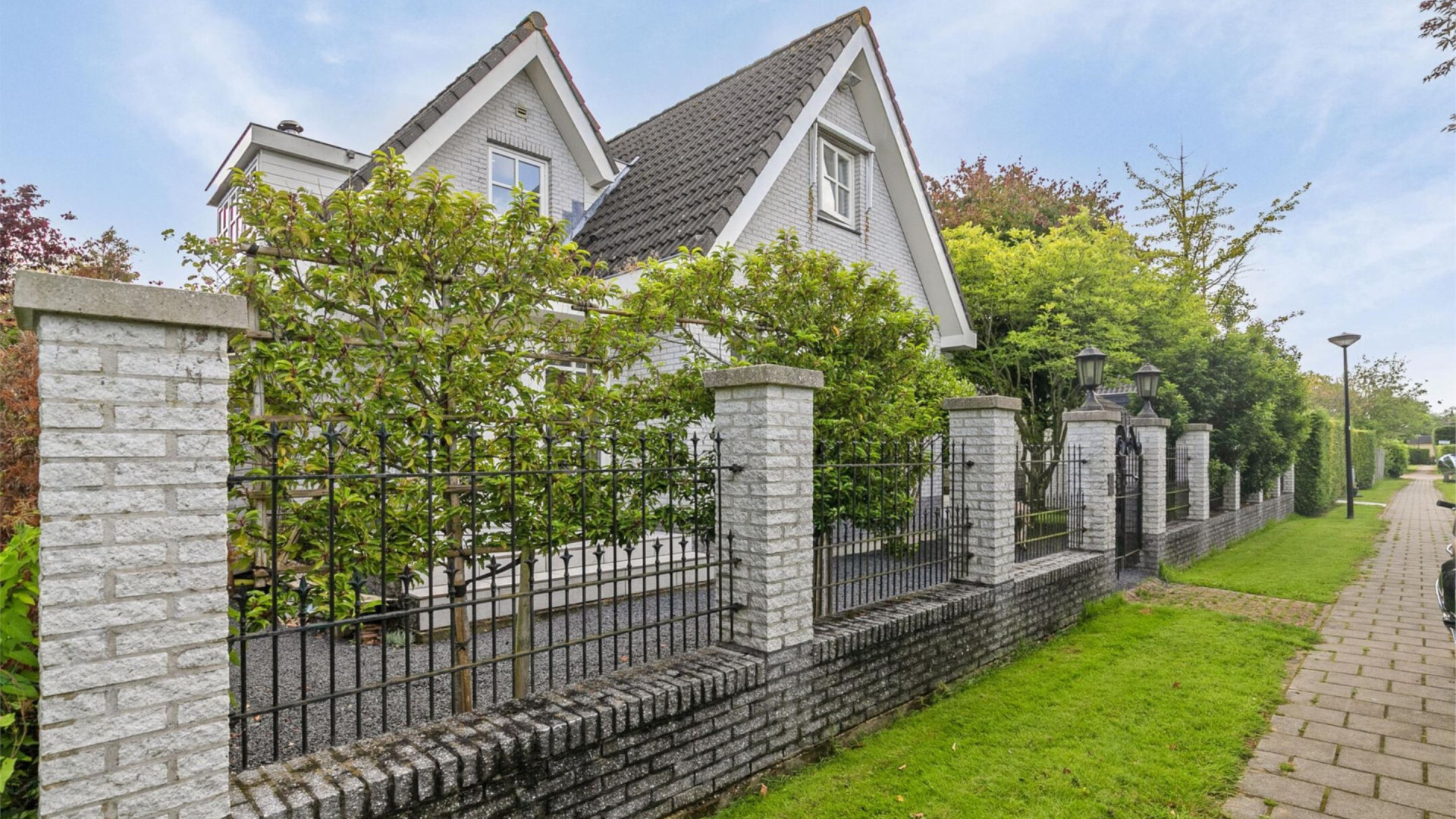 Criminele villa van Katja Schuurman te koop. Zie foto's 4