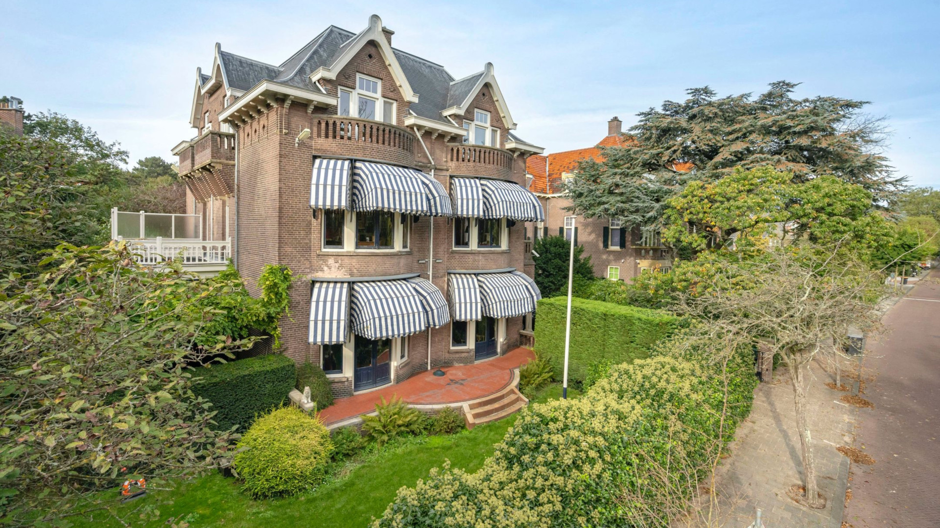 Voormalige residentie met zwembad van Haagse burgemeesters nu voor miljoenen te koop. Zie foto's 1