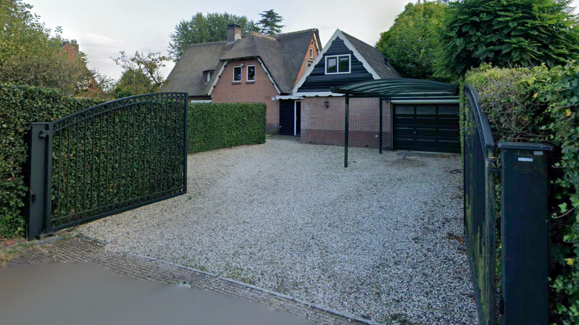 Britt Dekker koopt voor miljoenen euro's haar Gooise droomvilla!. Zie foto's 2