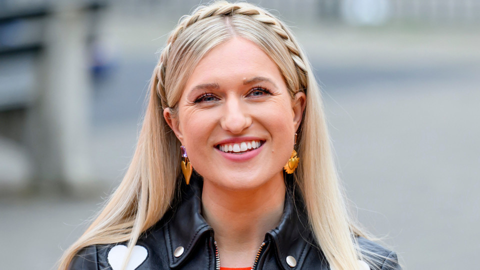 Britt Dekker koopt voor miljoenen euro's haar Gooise droomvilla!. Zie foto's