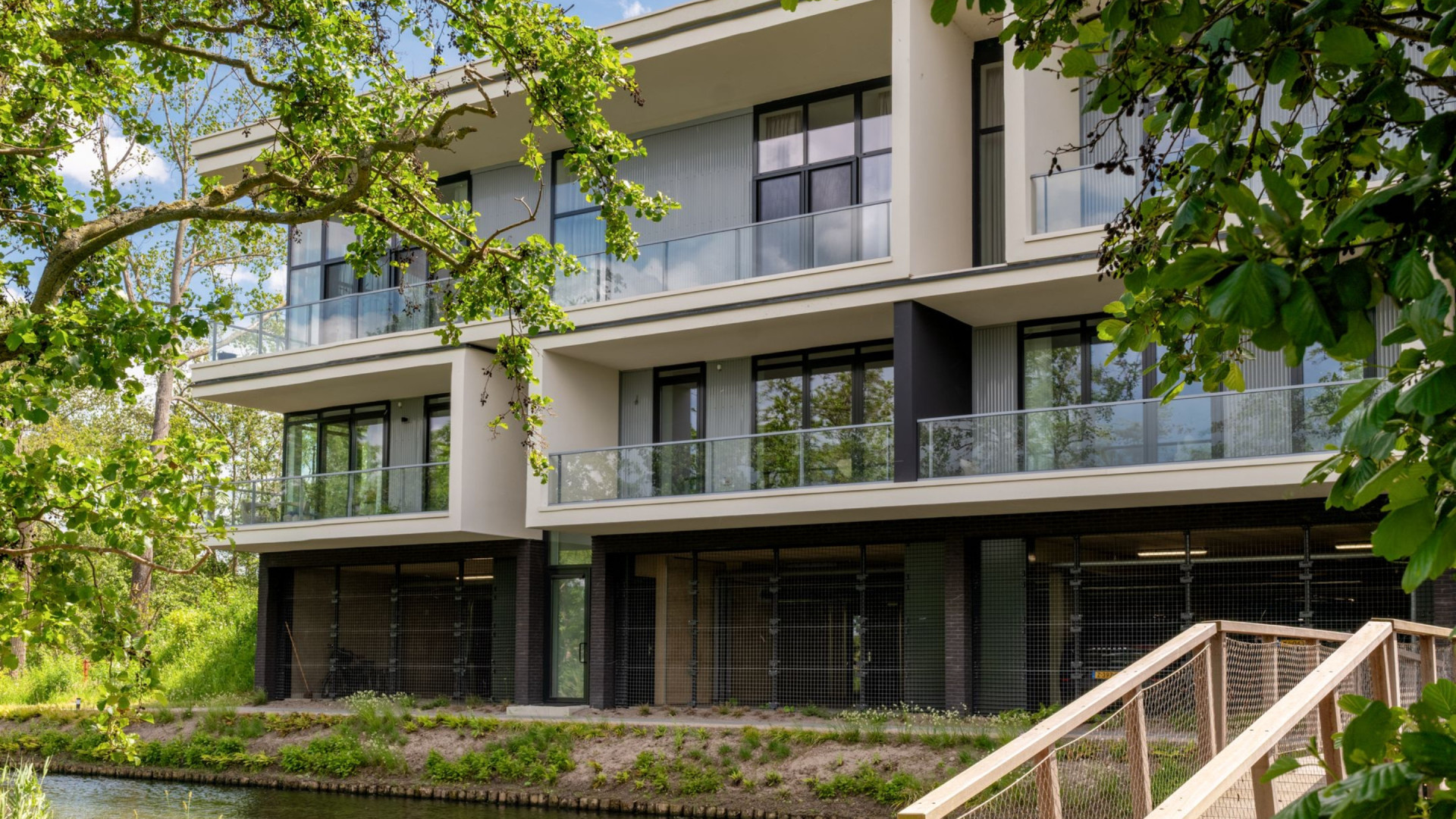 Sander Schimmelpenninck zet nog geen anderhalf jaar na aankoop zijn luxe appartement alweer in de verkoop! Zie foto's 2